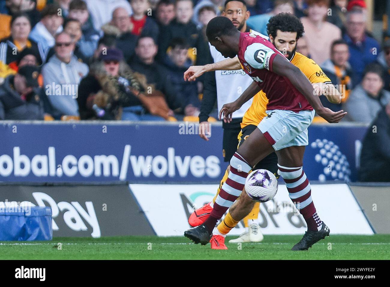 Wolverhampton, Royaume-Uni. 06 avril 2024. Kurt Zouma de West Ham et Rayan Aït-Nouri de Wolves se battent pour la possession lors du match de premier League entre les Wolverhampton Wanderers et West Ham United à Molineux, Wolverhampton, en Angleterre, le 6 avril 2024. Photo de Stuart Leggett. Utilisation éditoriale uniquement, licence requise pour une utilisation commerciale. Aucune utilisation dans les Paris, les jeux ou les publications d'un club/ligue/joueur. Crédit : UK Sports pics Ltd/Alamy Live News Banque D'Images