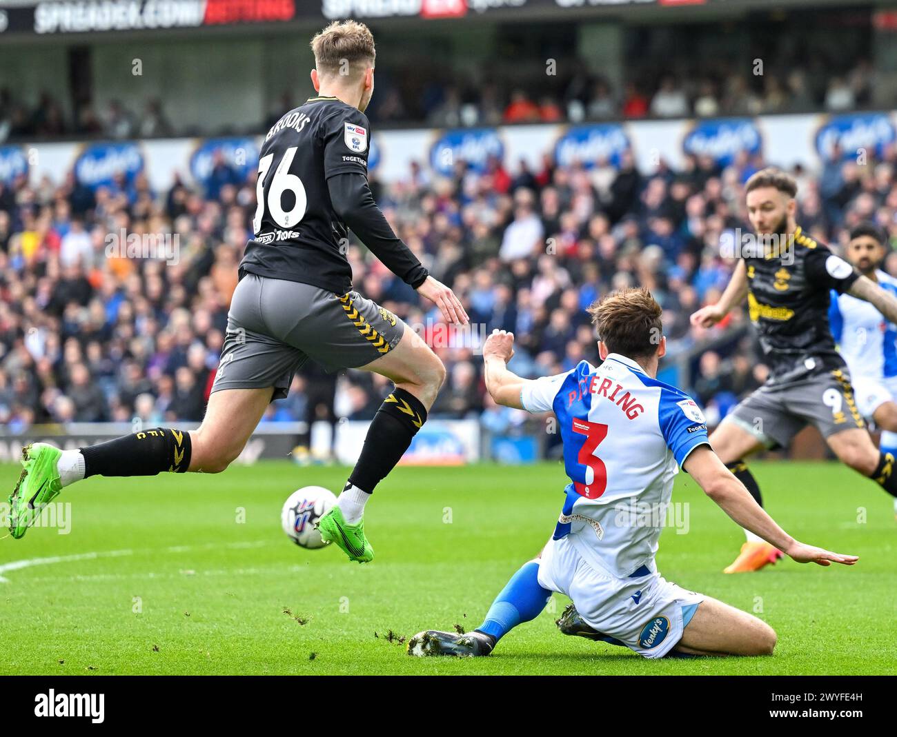 Ewood Park, Blackburn, Royaume-Uni. 6 avril 2024. Championnat de football, Blackburn Rovers contre Southampton ; Harry Pickering de Blackburn glisse pour bloquer la croix de David Brooks de Southampton Credit : action plus Sports/Alamy Live News Banque D'Images