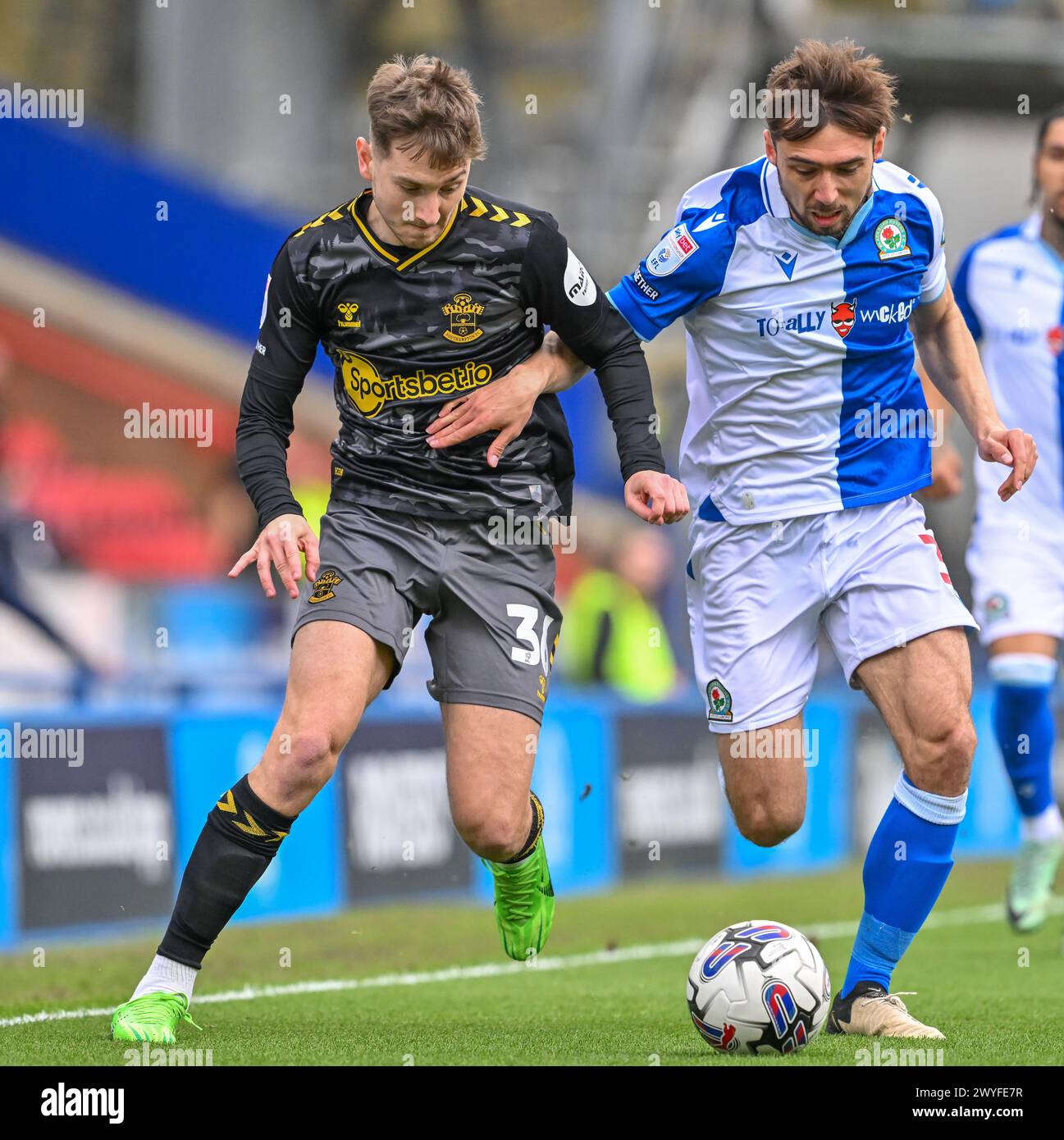 Ewood Park, Blackburn, Royaume-Uni. 6 avril 2024. Championnat de football, Blackburn Rovers contre Southampton ; Harry Pickering de Blackburn Tussles avec David Brooks de Southampton pour le ballon crédit : action plus Sports/Alamy Live News Banque D'Images