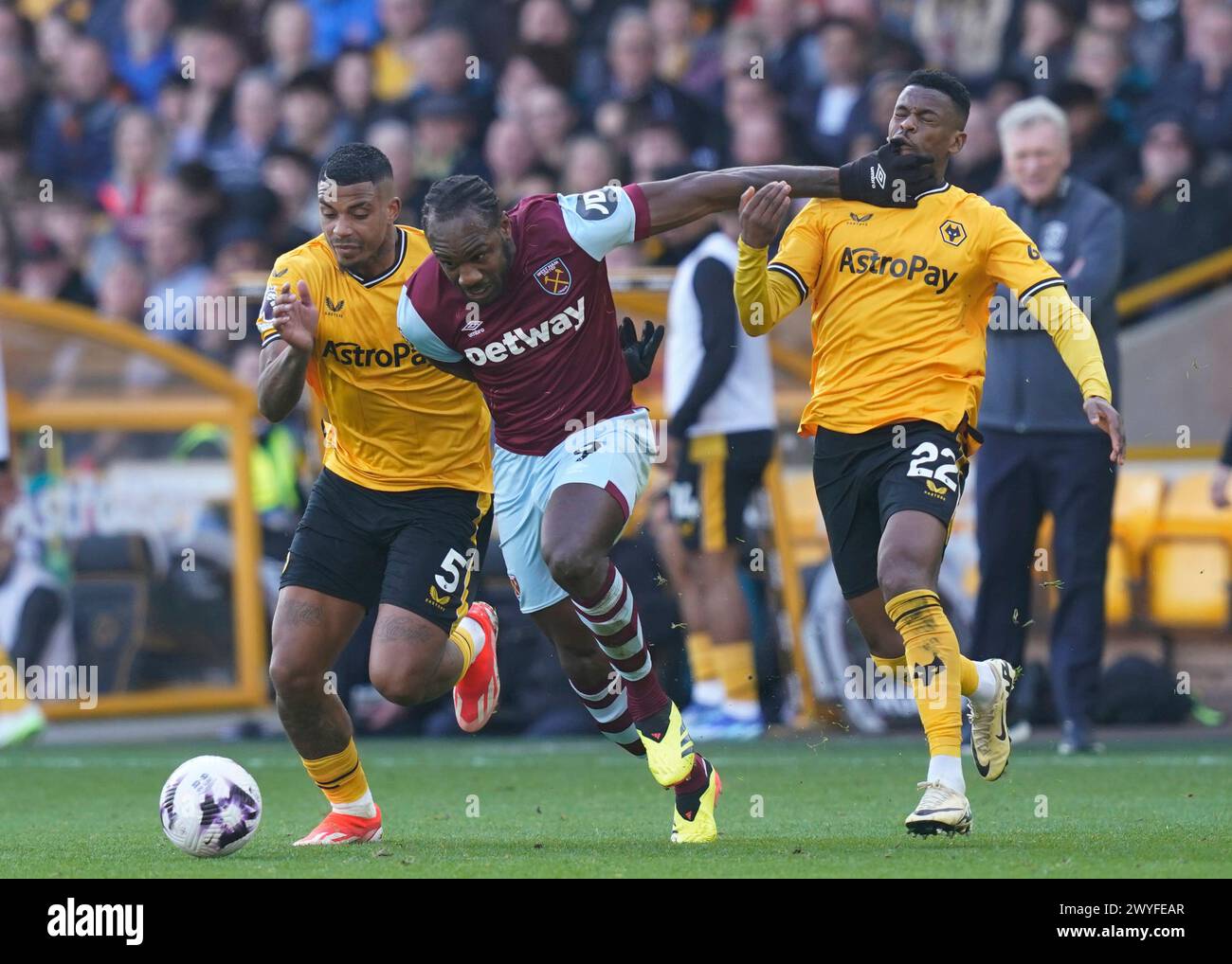 Wolverhampton, Royaume-Uni. 6 avril 2024. Michail Antonio de West Ham United attrape Nelson Semedo de Wolverhampton Wanderers au visage lors du match de premier League à Molineux, Wolverhampton. Le crédit photo devrait se lire : Andrew Yates/Sportimage crédit : Sportimage Ltd/Alamy Live News Banque D'Images