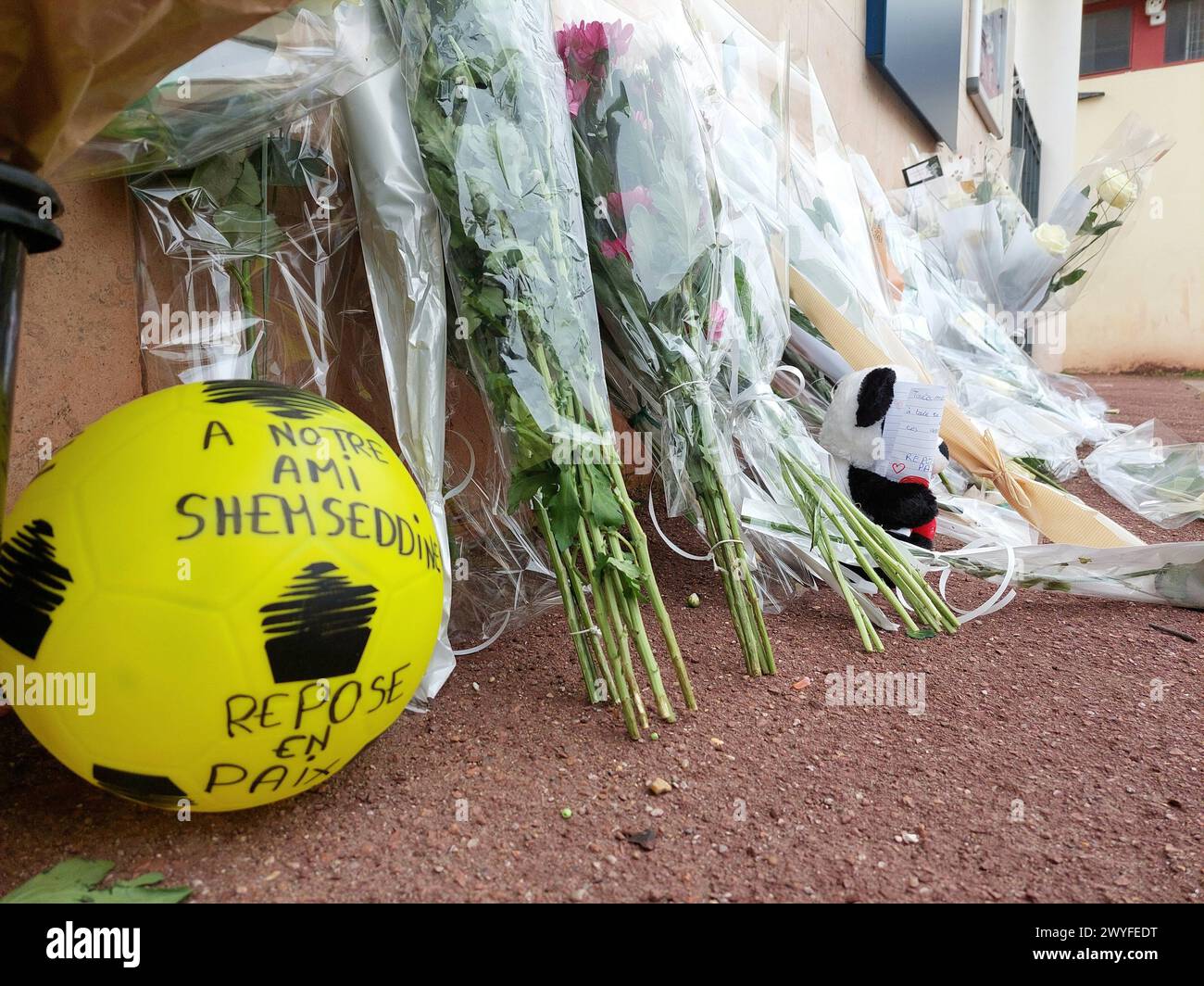 © PHOTOPQR/LE PARISIEN/Florian Garcia ; Viry-Chatillon ; 06/04/2024 ; Viry-Chatillon, samedi 6 avril 2024. Au lendemain de la mort de Shemseddine, tabassé jeudi après-midi à la sortie de son collège, des généreuses de proches et d'anonymes lui ont rendu hommage en déposant des roses blanches devant l'établissement. France, Viry-Châtillon, samedi 6 avril 2024. Violence chez les jeunes. Le lendemain de la mort de Shemseddine, battu jeudi après-midi devant son collège, des dizaines de proches et d’anonymes lui ont rendu hommage en plaçant des roses blanches devant l’établissement. Banque D'Images