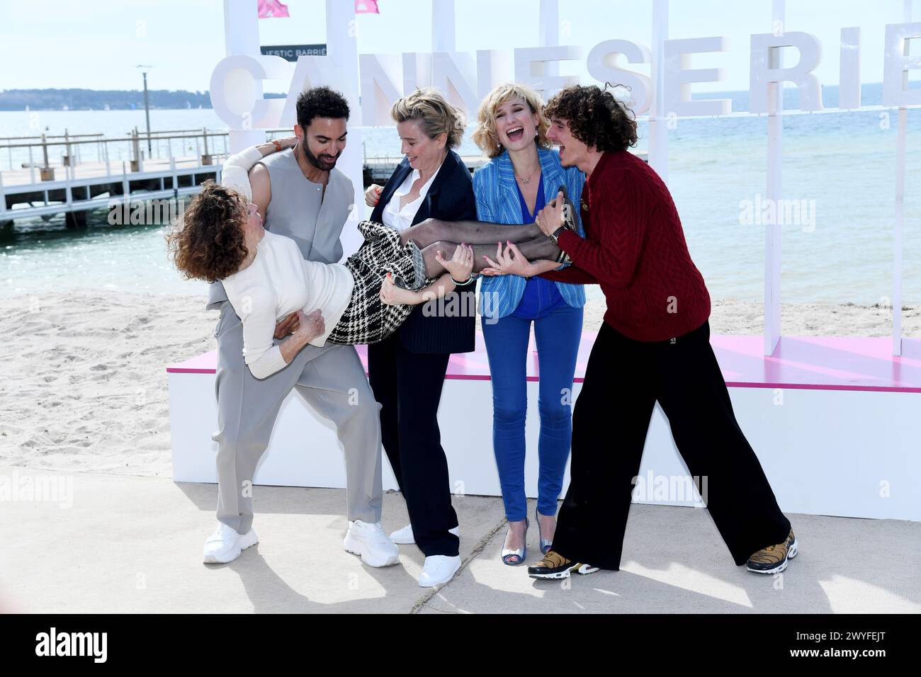 Cannes, France. 06 avril 2024. Cannes - 7ème Festival International des Canneseries - 'plus belle la vie' Photocall - Joakim Latzko, Agathe de la Boulaye, Sylvie Flepp, Diane Dassigny, Tim Rousseau crédit : Agence photo indépendante/Alamy Live News Banque D'Images