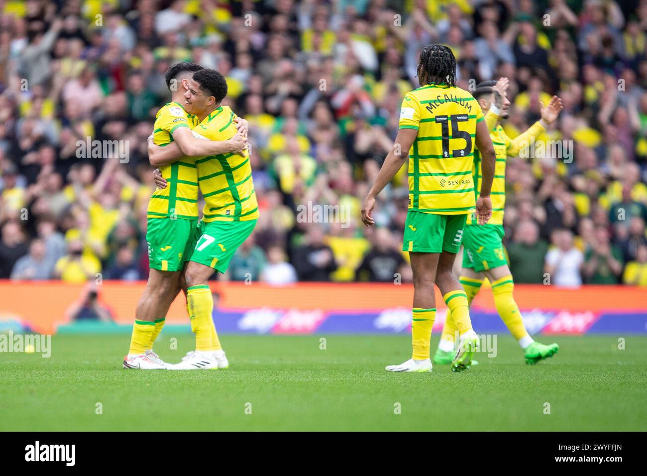 Marcelino Nunez de Norwich City fête avec Gabriel Sara de Norwich City lors du match du Sky Bet Championship entre Norwich City et Ipswich Town à Carrow Road, Norwich le samedi 6 avril 2024. (Photo : David Watts | mi News) crédit : MI News & Sport /Alamy Live News Banque D'Images