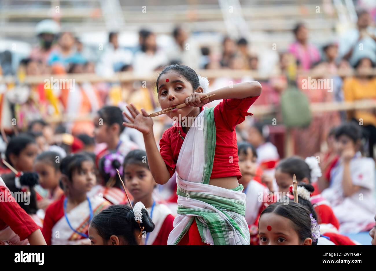 Une fille joue de la Gagana (instrument de musique) alors qu'elle participe à un atelier de danse Bihu, en amont du festival Rongali Bihu, à Guwahati, Assam, Inde, le 6 avril 2024. La danse Bihu est une forme de danse traditionnelle de l'État d'Assam, associée au festival Bihu, qui marque le début du nouvel an assamais. Crédit : David Talukdar/Alamy Live News Banque D'Images