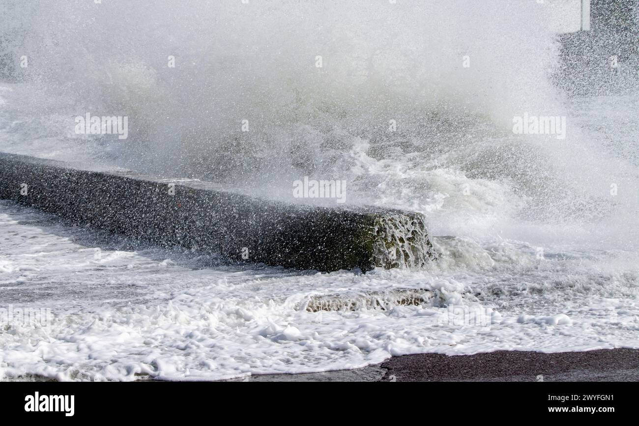 La tempête Kathleen frappe la côte ouest de Cork avec d'énormes vagues Banque D'Images