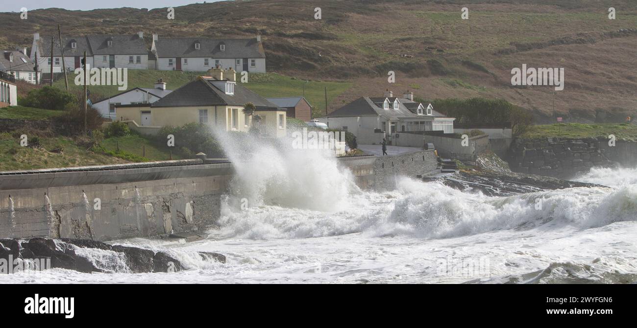 La tempête Kathleen frappe la côte ouest de Cork avec d'énormes vagues Banque D'Images