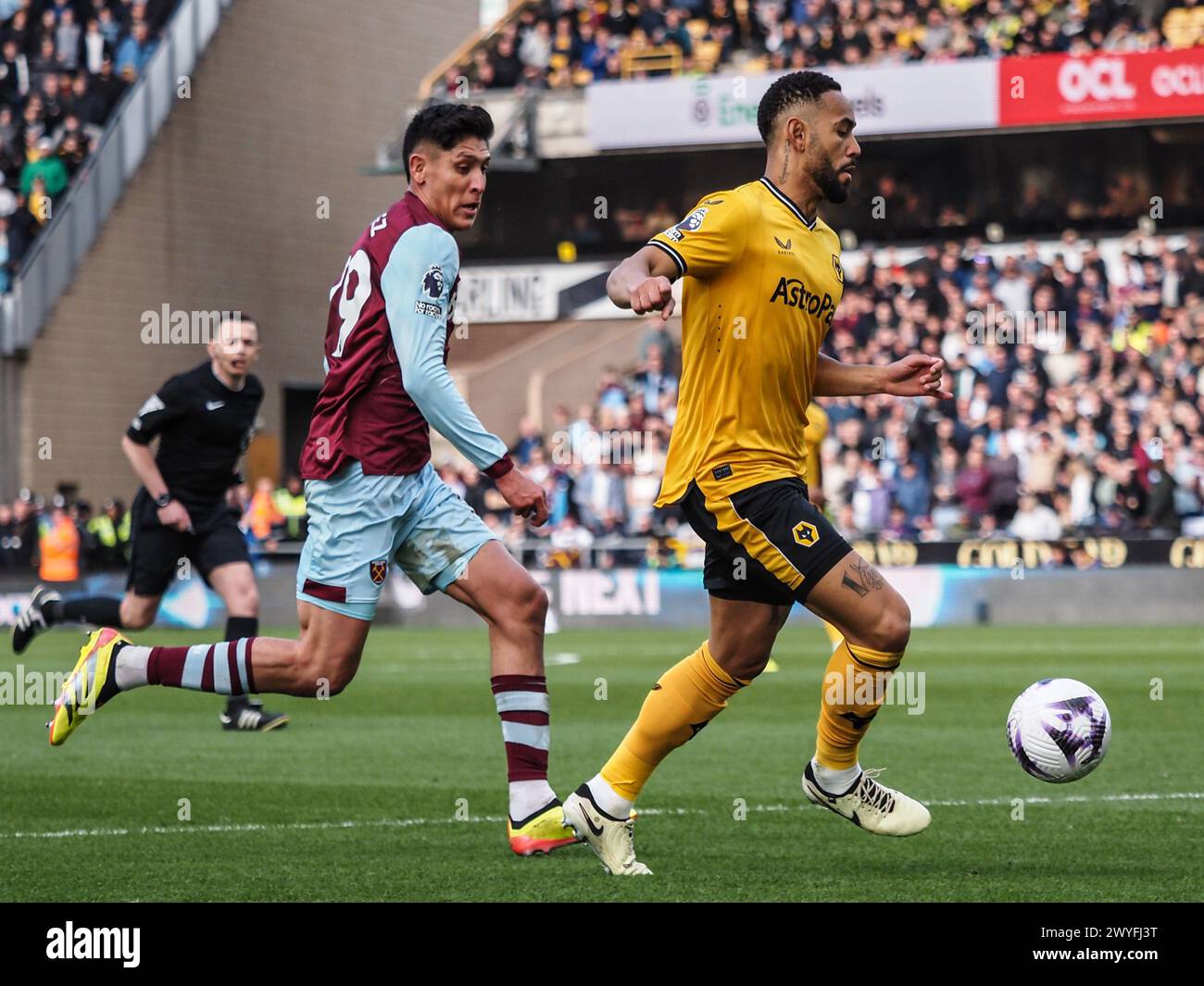 Wolverhampton, Royaume-Uni. 06 avril 2024. Wolverhampton, Angleterre, 6 avril 2024 : Matheus Cunha (12 loups) sur le ballon lors du match de premier League entre Wolverhampton Wanderers et West Ham United au stade Molineux à Wolverhampton, Angleterre (Natalie Mincher/SPP) crédit : SPP Sport Press photo. /Alamy Live News Banque D'Images