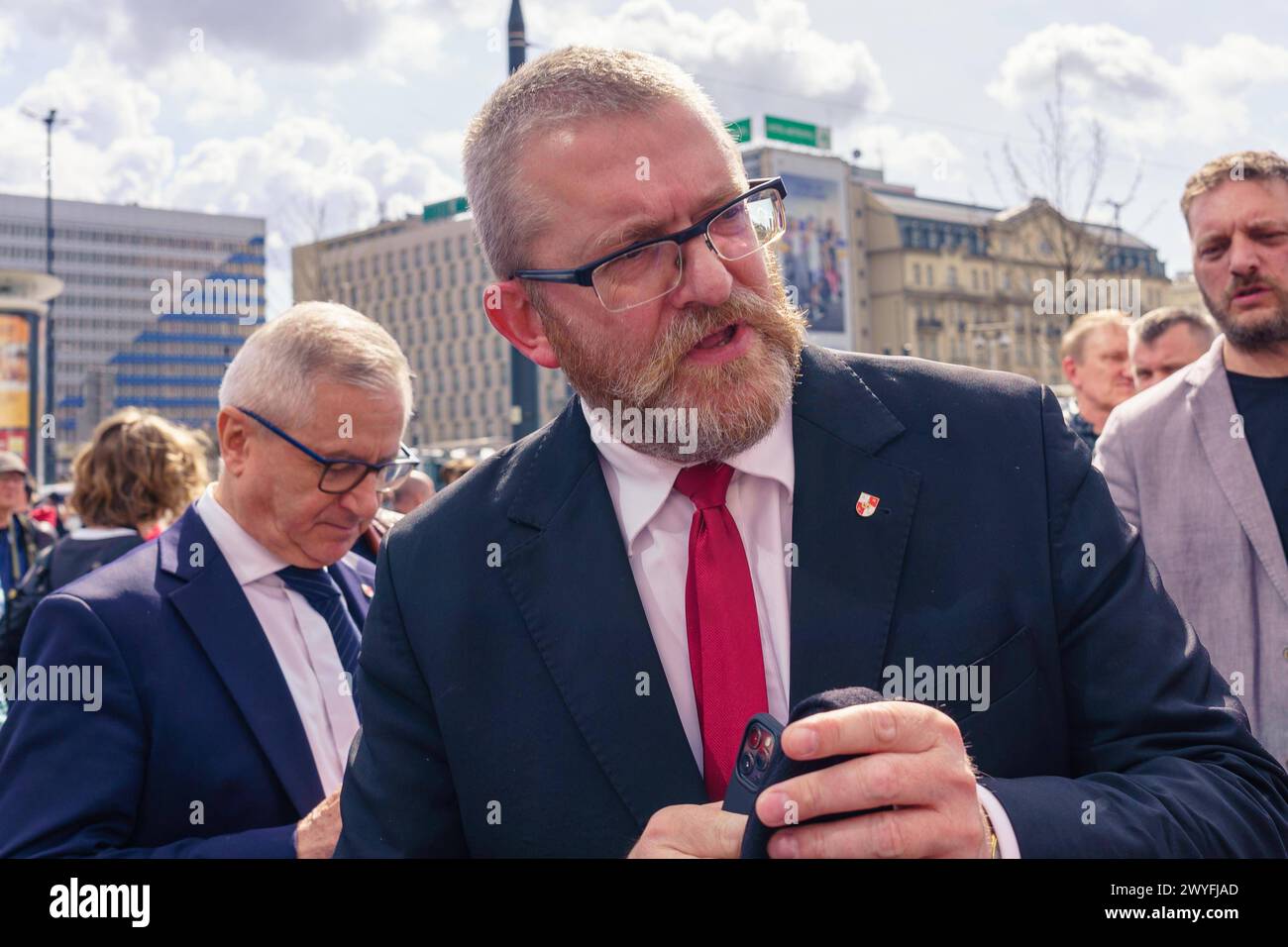 Député Grzegorz Braun. Extrême droite, nationaliste et antisémite, soutenant la Russie de Poutine, lors d’une manifestation anti-ukrainienne. Varsovie Pologne Copyright : xMikolajxJaneczekx Banque D'Images