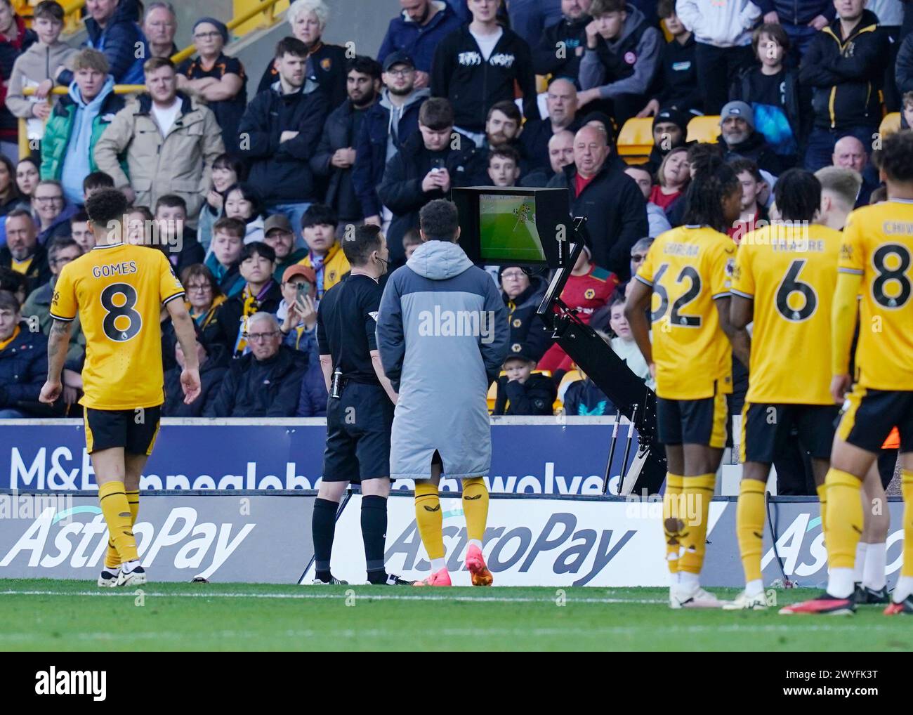 Wolverhampton, Royaume-Uni. 6 avril 2024. Les joueurs de Wolves regardent l'arbitre Tony Harrington regarder la vidéo VAR avant de refuser leur but égalisateur lors du match de premier League à Molineux, Wolverhampton. Le crédit photo devrait se lire : Andrew Yates/Sportimage crédit : Sportimage Ltd/Alamy Live News Banque D'Images