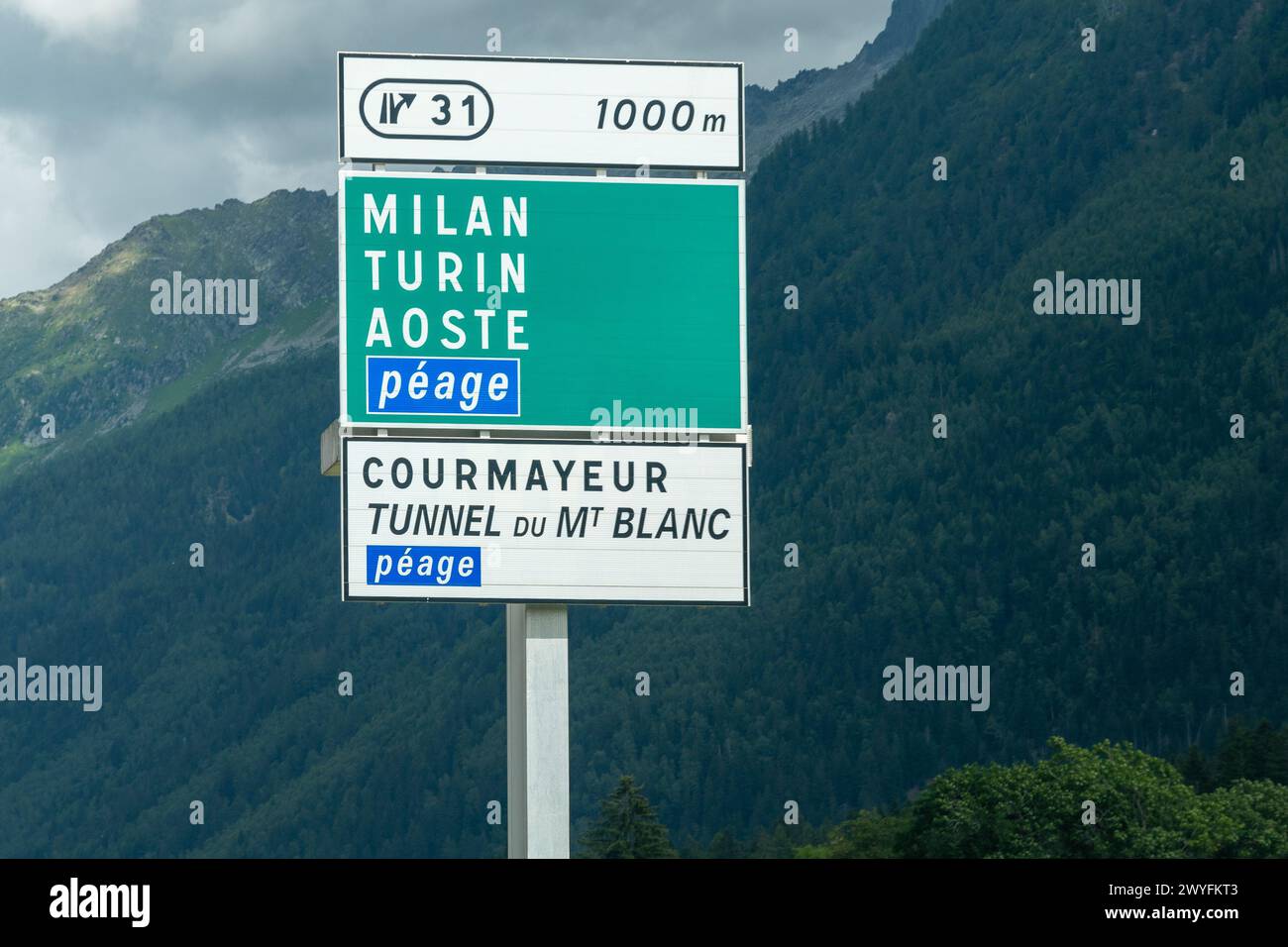 Panneau sur l'autoroute 205, ou la route blanche (route Blanche) en raison de son enneigement, avec les indications pour le tunnel du Mont Blanc, haute Savoie, France Banque D'Images