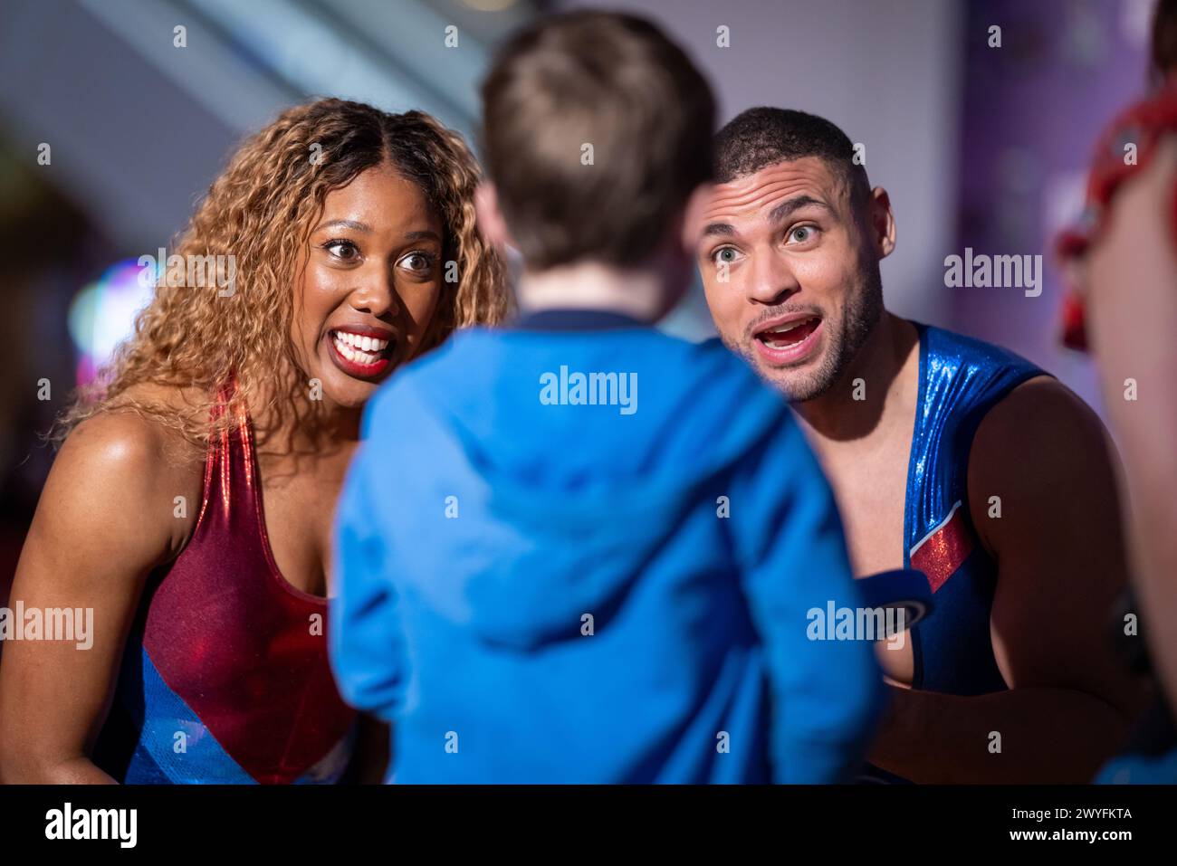Gladiateurs au Trafford Centre, Manchester. Photo montre l-R : feu (Montell Douglas) et acier (Zack George). Banque D'Images