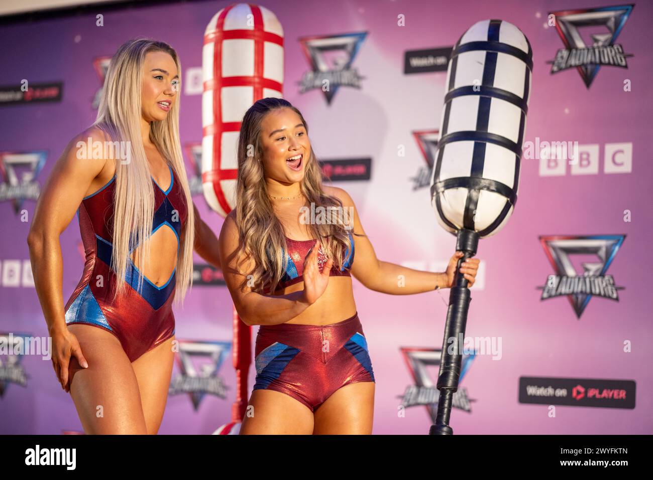 Gladiateurs au Trafford Centre, Manchester. Photo montre l-R : Diamond (Livi Sheldon) et Dynamite (Emily Steel). Banque D'Images