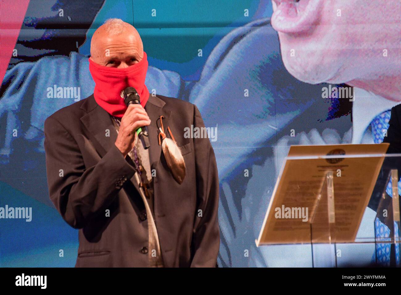 Rome, Italie. 06 avril 2024. Sergio de Caprio, connu sous le nom de capitaine Ultimo et surtout connu pour avoir procédé à l'arrestation du dirigeant de Cosa Nostra Totò Riina, s'exprime sur scène le visage couvert lors de l'événement d'ouverture de la campagne électorale de la liste «liberté», pour les élections européennes qui se tiendront les 8 et 9 juin 2024. La liste « liberté » rassemble dix-sept mouvements et petits partis politiques italiens. (Photo de Vincenzo Nuzzolese/SOPA images/SIPA USA) crédit : SIPA USA/Alamy Live News Banque D'Images