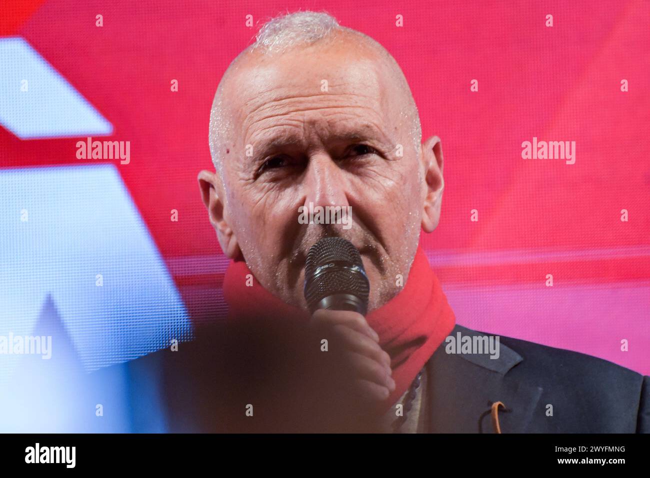 Rome, Italie. 06 avril 2024. Sergio de Caprio, connu sous le nom de capitaine Ultimo et surtout connu pour avoir procédé à l'arrestation du chef de Cosa Nostra Totò Riina, prend la parole sur scène, montrant son visage après trente et un ans, lors de l'événement d'ouverture de la campagne électorale de la liste 'Libertà', pour les élections européennes qui se tiendront les 8 et 9 juin 2024. La liste « liberté » rassemble dix-sept mouvements et petits partis politiques italiens. (Photo de Vincenzo Nuzzolese/SOPA images/SIPA USA) crédit : SIPA USA/Alamy Live News Banque D'Images