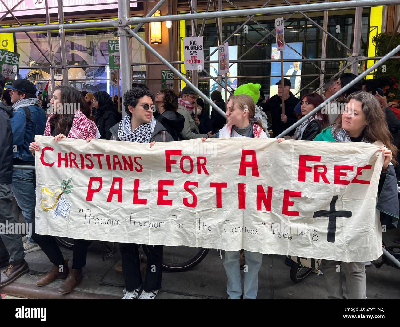 Libérez Gaza ; cessez-le-feu maintenant manifesté à Times Square ; tenue le 30 mars connue sous le nom de jour de la Terre ou jour de la Terre. Banque D'Images