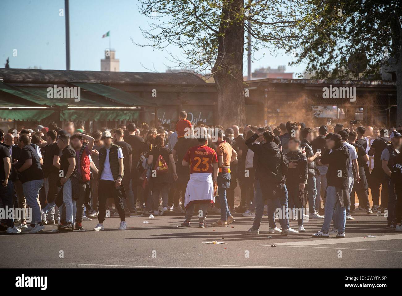 Roma, Italie. 06 avril 2024. Derby Roma Lazio, Ingresso dei tifosi allo stadio senza disordini, Roma, Sabato Sabato 06 Aprile 2024(Foto Francesco Benvenuti/Lapresse) Derby Roma Lazio, les fans entrent dans le stade sans dérangement, Rome, samedi 06 avril 2024 (photo Francesco Benvenuti/Lapresse) crédit : LaPresse/Alamy Live News Banque D'Images