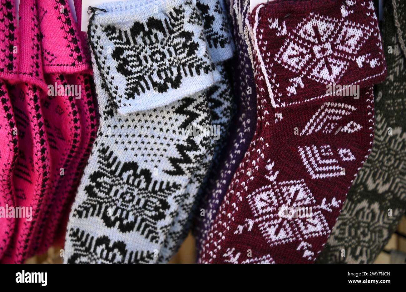 Chaussettes de chambre en laine tricotées à la main avec motifs hivernaux sur une boutique locale de Colmar en Alsace, France. Banque D'Images