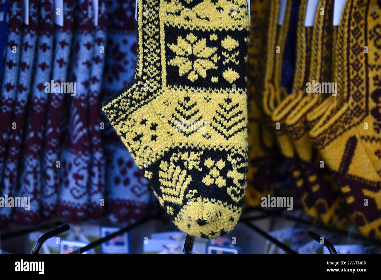 Chaussettes de chambre en laine tricotées à la main avec motifs hivernaux sur une boutique locale de Colmar en Alsace, France. Banque D'Images