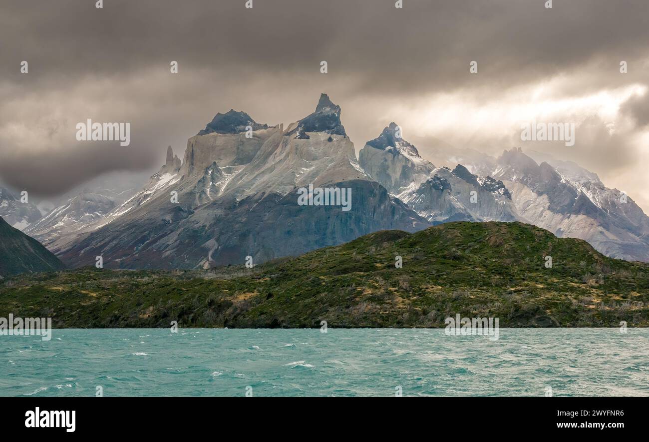Lake Pehoe et Torres del Paine National Park sommets de montagnes de granit, Patagonie, Chili, Amérique du Sud Banque D'Images