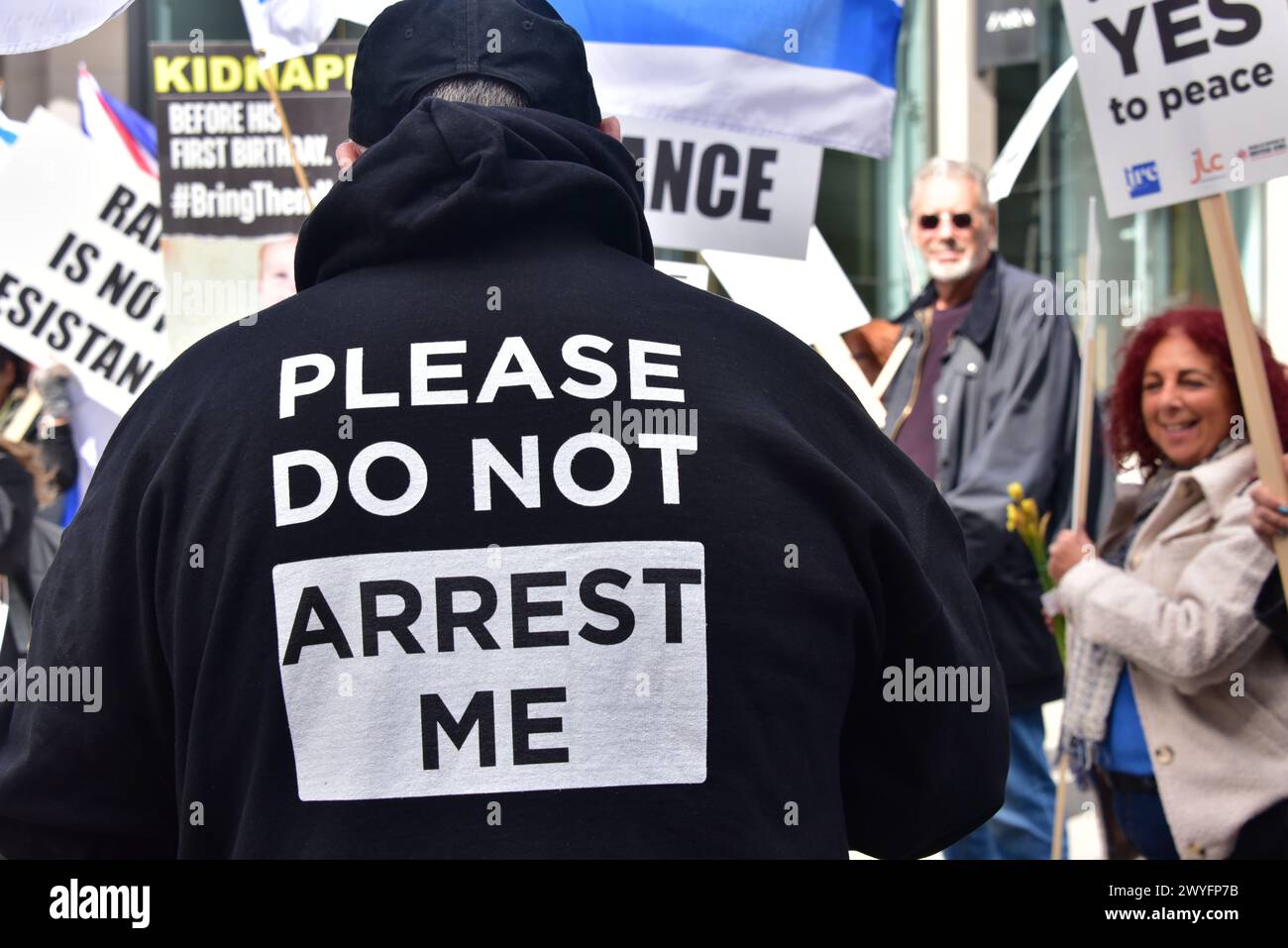 Un participant à une petite manifestation pro-israélienne avec un message "S'il vous plaît ne m'arrêtez pas" sur son dos dans le centre de Manchester, Royaume-Uni, le 6 avril 2024 Banque D'Images