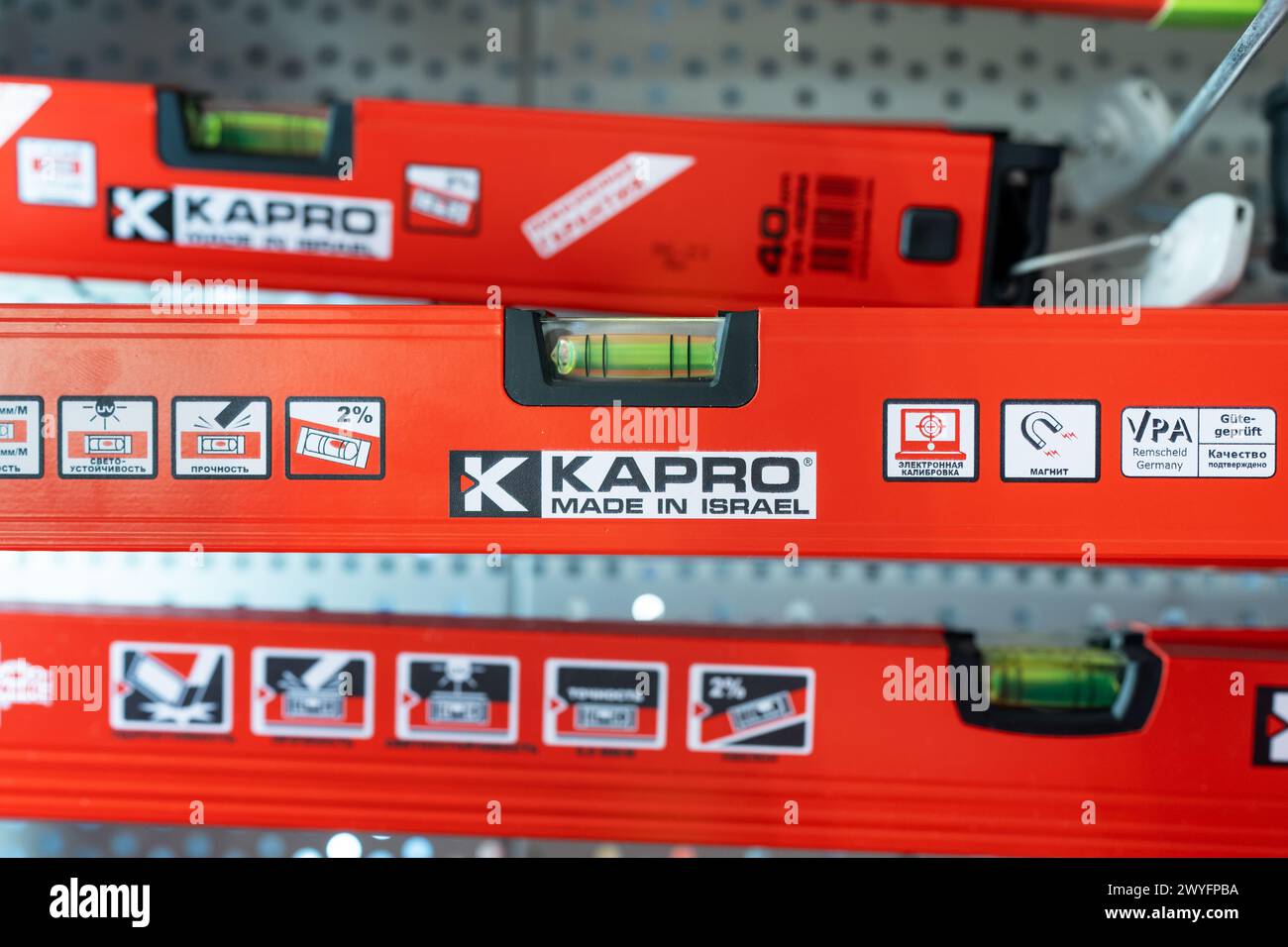 Kapro niveau de bâtiment rouge. Logo Kapro au niveau de la construction. Minsk, Biélorussie - 5 avril 2024 Banque D'Images