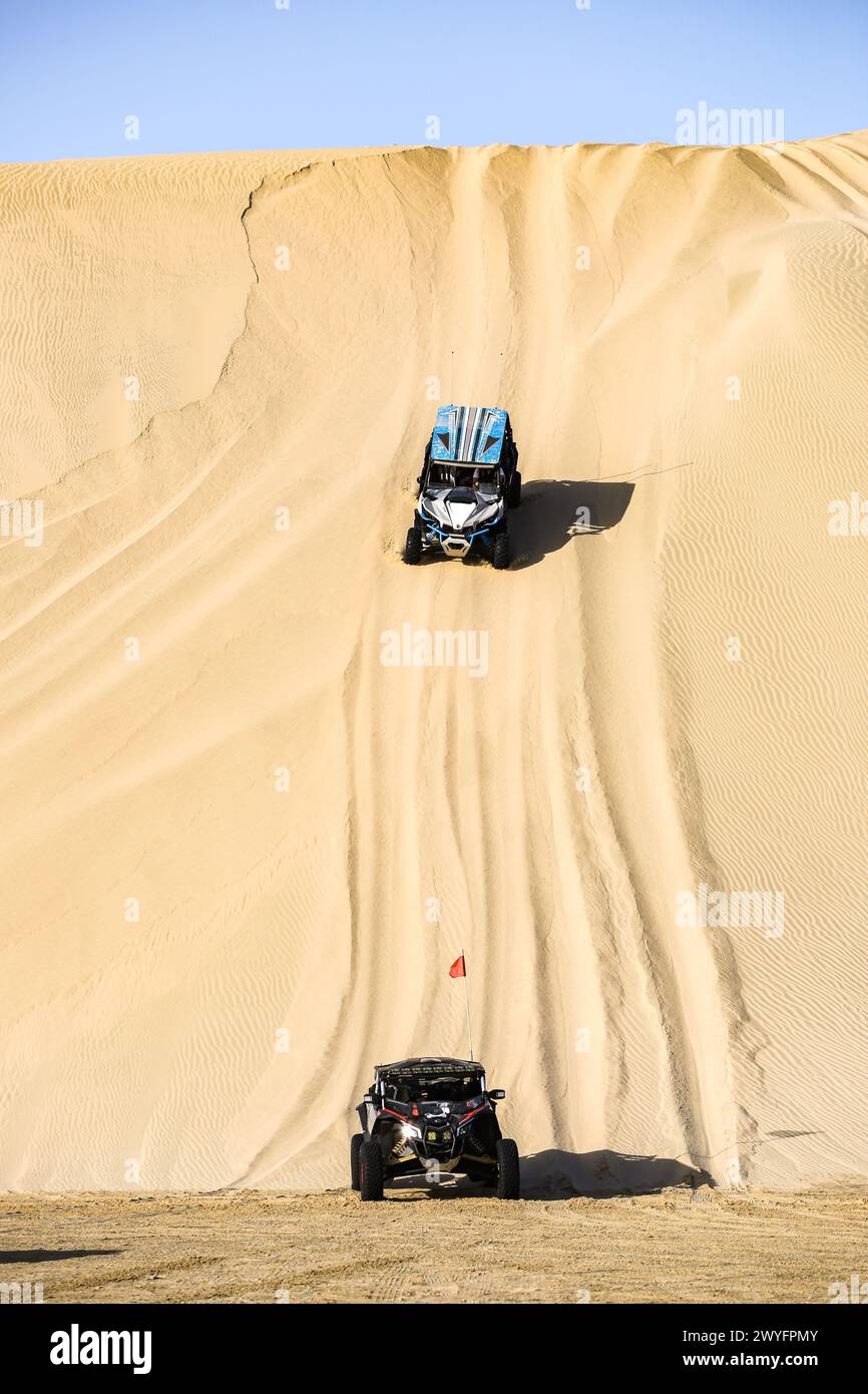 Vue de dune buggy conduite par les touristes dans un parc safari dans le désert dans les dunes de sable près de la mer intérieure. Banque D'Images