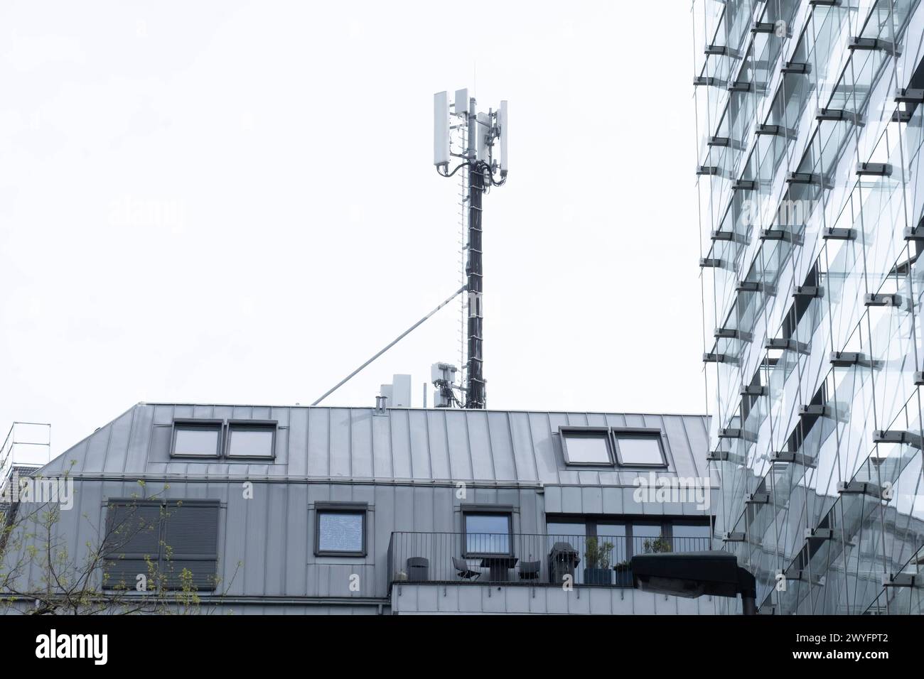 Düsseldorf 06.04.2024 Mobilfunk MobilfunkMast 4G 5G 6G Antennen Vodafone O2 Telekom 1&1 Drillisch Strahlung Telekommunikation smartphones Handy Datenübertragung Sendemast Mobilfunksender Wohngebiet Breitbandanschluss Breitband Glasfaser Funkversorgung Antennen antenne Breitband Breitbandausbau Mobilfunkstrahlung Hausdach Speedtest Funkloch Superroaming Düsseldorf Nordrhein-Westfalen Deutschland *** Düsseldorf 06 04 2024 téléphone portable Tour cellulaire 4G 5G 6G antennes Vodafone O2 Telekom 1 1 Drillisch smartphone de télécommunication à rayonnement smartphones téléphone cellulaire transmission de données cellulaire towe Banque D'Images