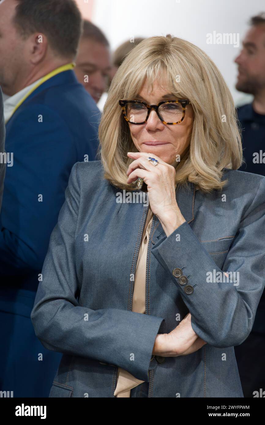 Paris, France. 5 avril 2024. Brigitte Macron participe à Art Paris Fair 2024 le 05 avril 2024 à Paris, France. Crédit : Gerard Crossay/Alamy Stock photo Banque D'Images