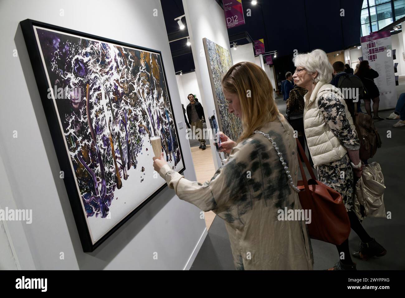 Paris, France. 5 avril 2024. Visiteur regardant une peinture lors de la foire Art Paris 2024 le 05 avril 2024 à Paris, France. Crédit : Gerard Crossay/ Banque D'Images