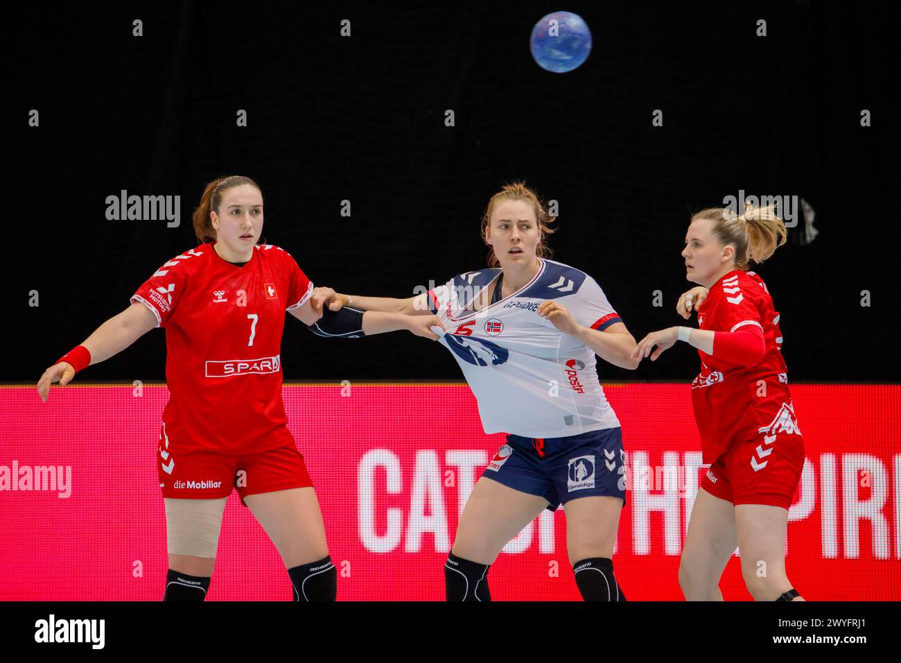 Zurich, Suisse 20240406.Vilde Mortensen Ingstad et l'équipe nationale norvégienne féminine de handball ont rencontré la Suisse lors de l'Euro Cup EHF à la Saalsporthalle à Zurich, en Suisse, samedi 6 avril photo : Ørjan F. Ellingvåg / NTB Banque D'Images