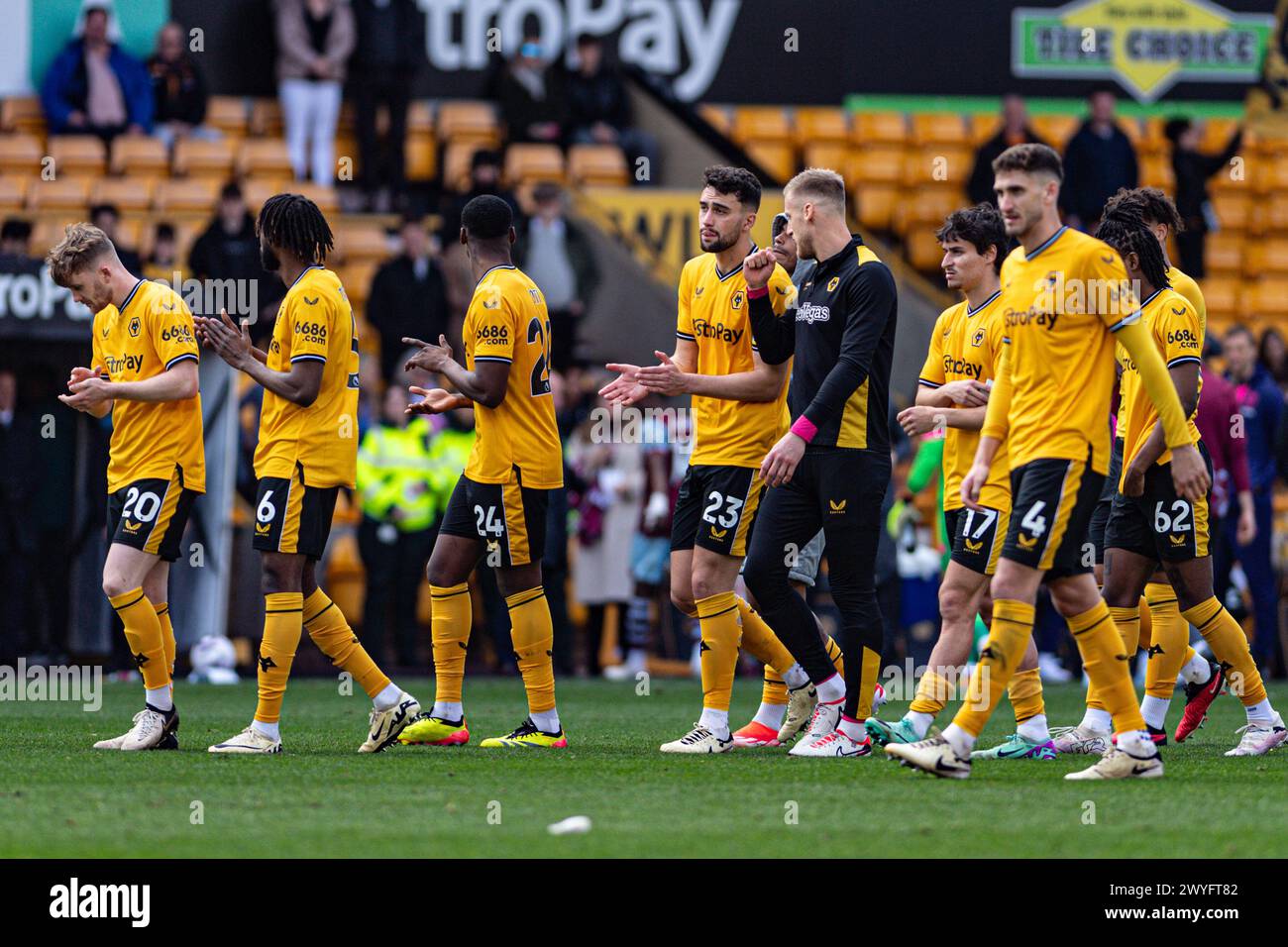 6 avril 2024 ; stade Molineux, Wolverhampton, West Midlands, Angleterre; premier League Football, Wolverhampton Wanderers contre West Ham United ; les joueurs des Wolves applaudissent les supporters à domicile après le coup de sifflet final Banque D'Images