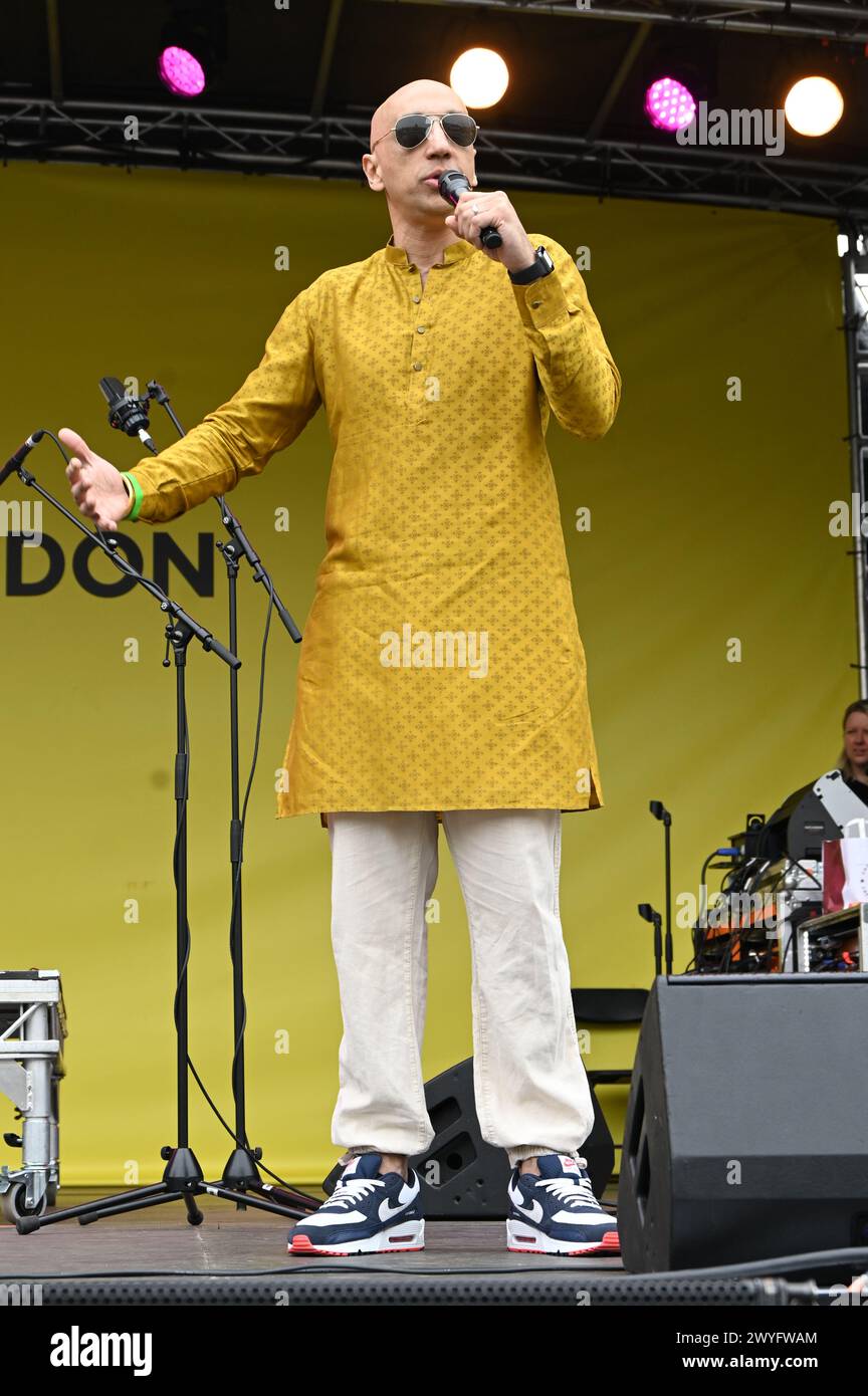 Londres, Royaume-Uni. 6 avril 2024. Présentateur pour le Sikh 'Vaisakhi festival 2024', regardant des spectacles et recevant du thé et de la nourriture gratuits par la communauté sikhe à Trafalgar Square, Londres, Royaume-Uni. Crédit : Voir Li/Picture Capital/Alamy Live News Banque D'Images