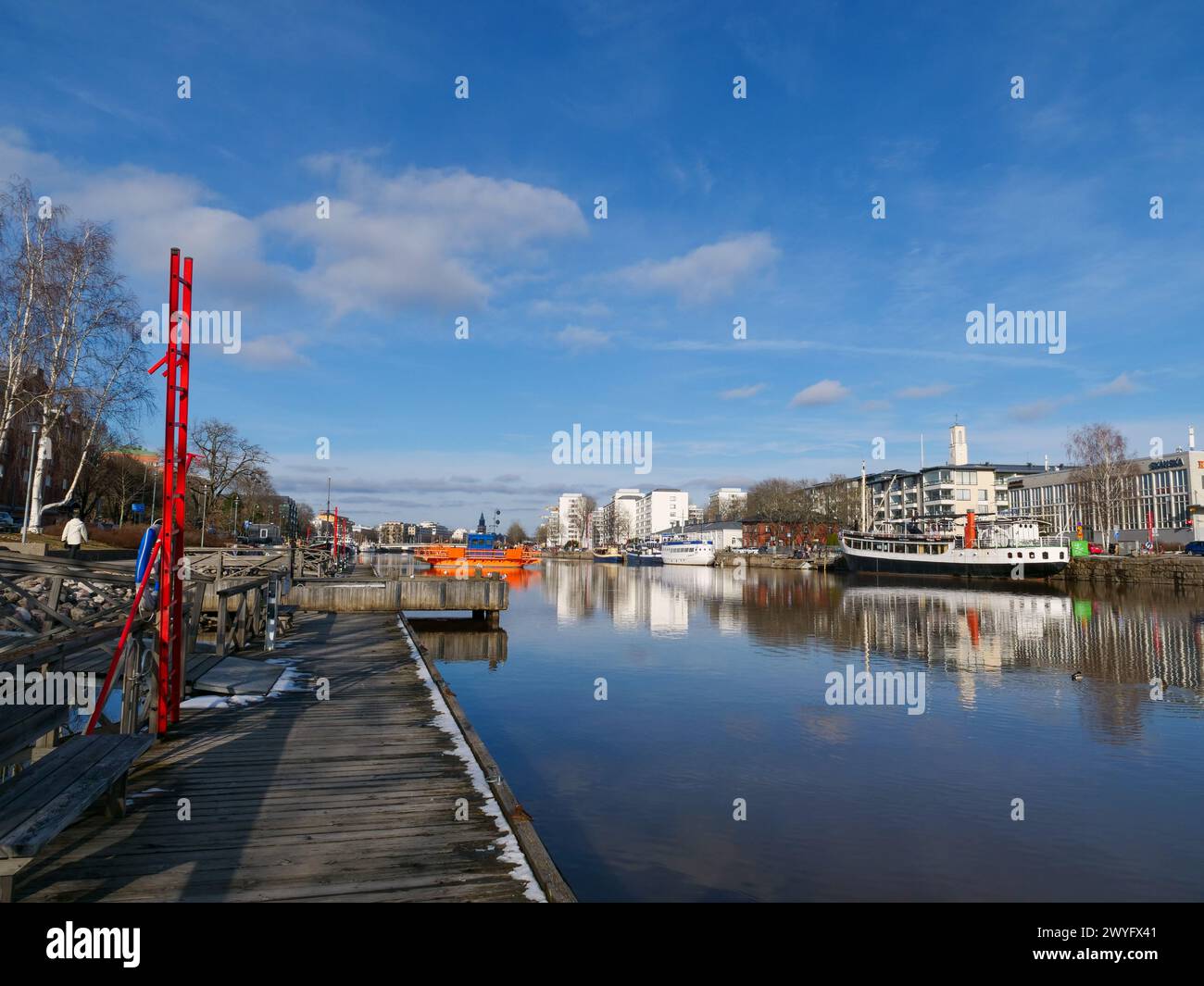 Une belle vue sur la rive de la rivière aura par un jour de printemps ensoleillé. Turku, Finlande Banque D'Images