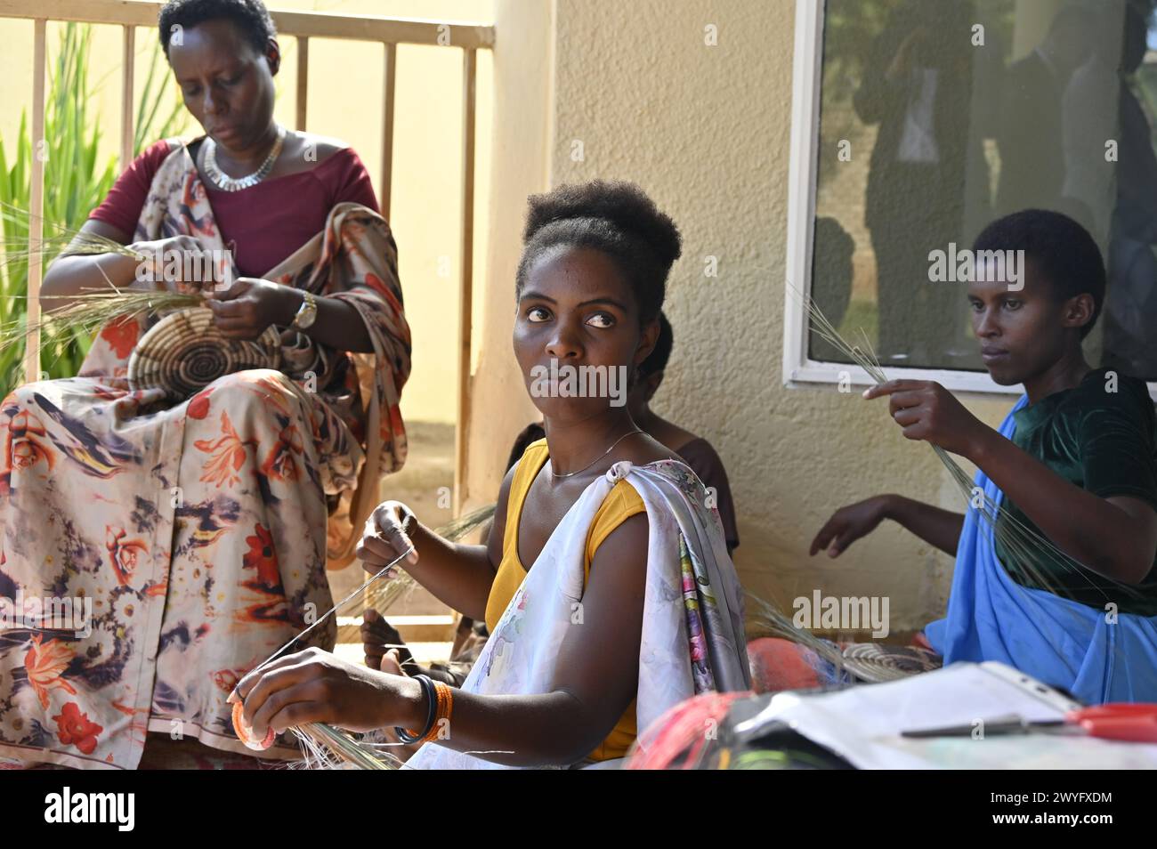 Kigali, Rwanda. 06 avril 2024. Des femmes rwandaises tricotent un vaisseau dans l’atelier du projet tchéco-rwandais Talking Through Art, le 6 avril 2024, à Kigali, Rwanda. Crédit : Kupec Petr/CTK photo/Alamy Live News Banque D'Images