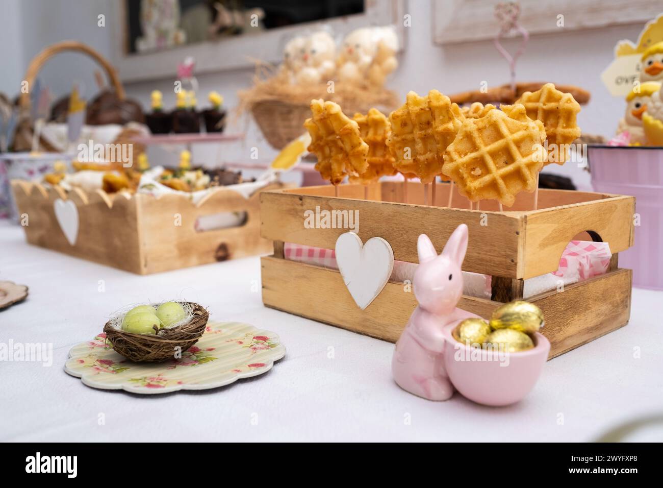 Table de bonbons de Pâques.. Bonbons typiques de Pâques sur une table de célébration festive. Il y a des œufs de Pâques de la tradition du lapin de Pâques et du chocolat Banque D'Images