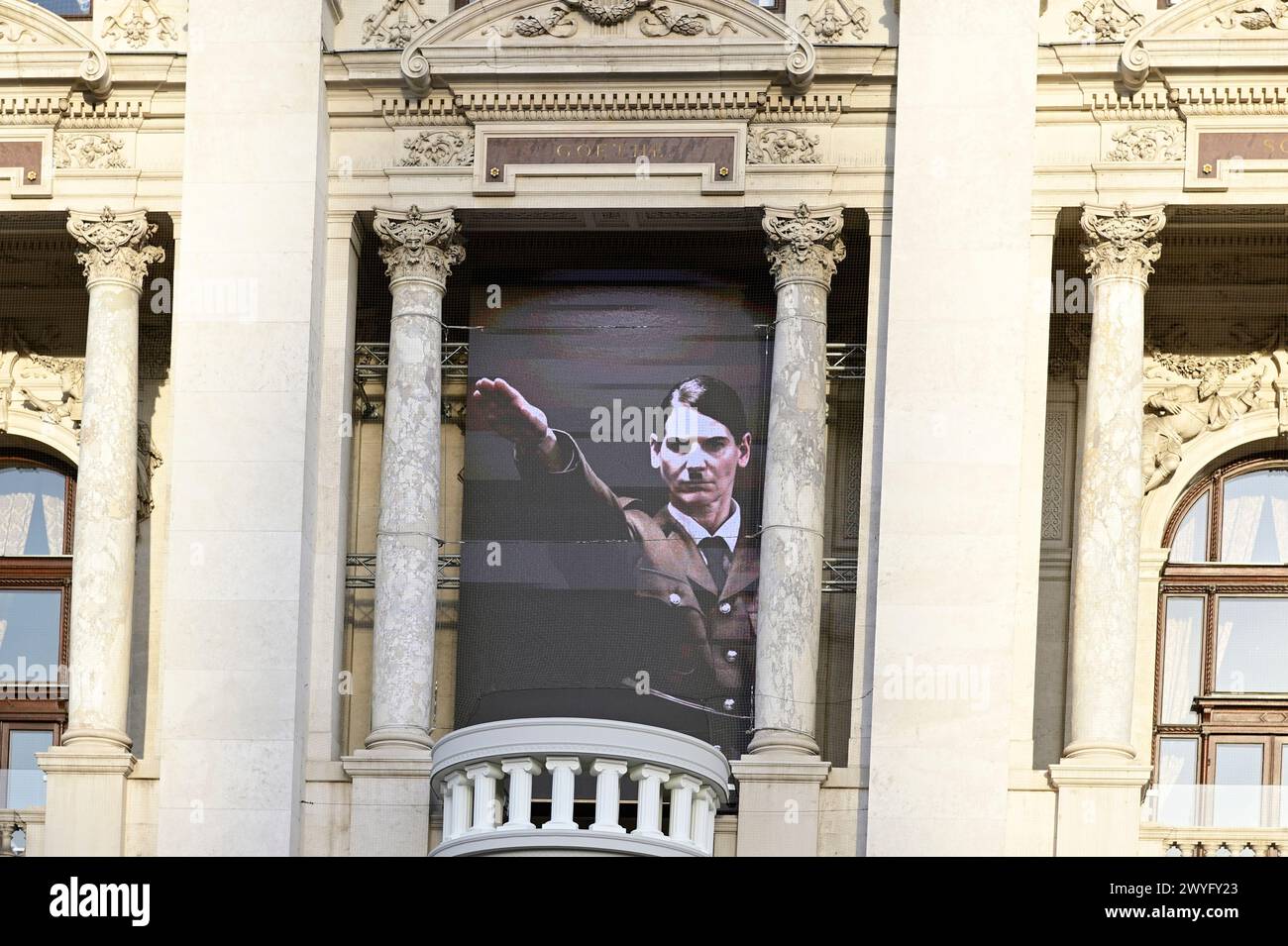Vienne, Autriche. 06 avril 2024. Wolfgang Flatz, artiste et musicien du Vorarlberg, a adapté le discours de la perle d'Hitler de 1938 pour une action dans et devant le Burgtheater de Vienne. Crédit : Franz PERC/Alamy Live News Banque D'Images