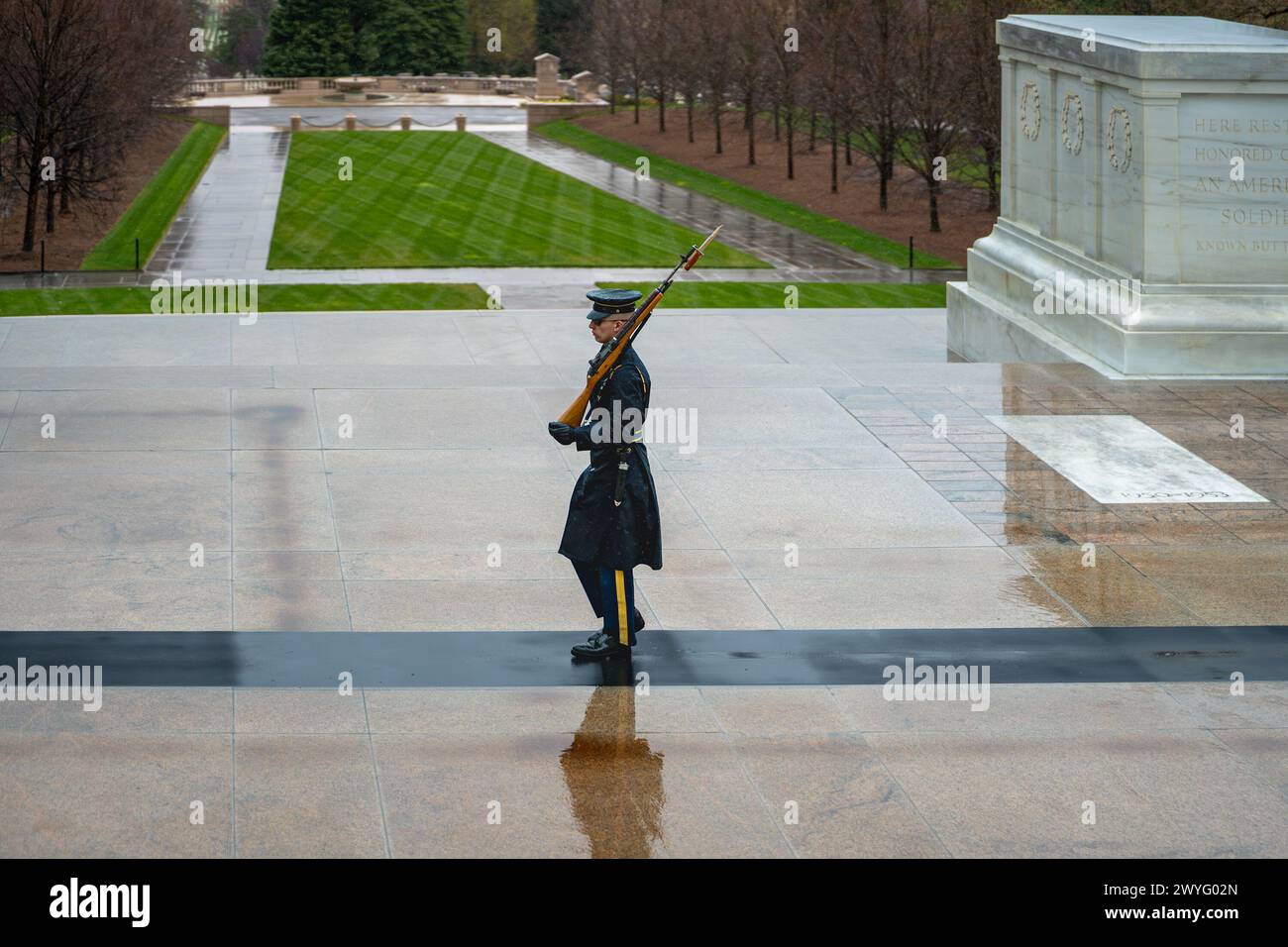 Arlington,va – US – 23 mars 2024 de jour pluvieux regardez un membre de « la vieille Garde » en train de préparer sa routine méticuleuse de surveillance sur le Tombeau de l’inconnu Banque D'Images