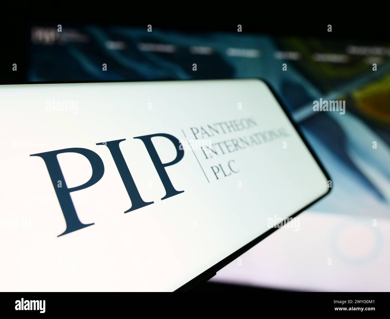 Smartphone avec logo de la société britannique Pantheon International plc (PIP) devant le site Web de l'entreprise. Focus à gauche de l'écran du téléphone. Banque D'Images