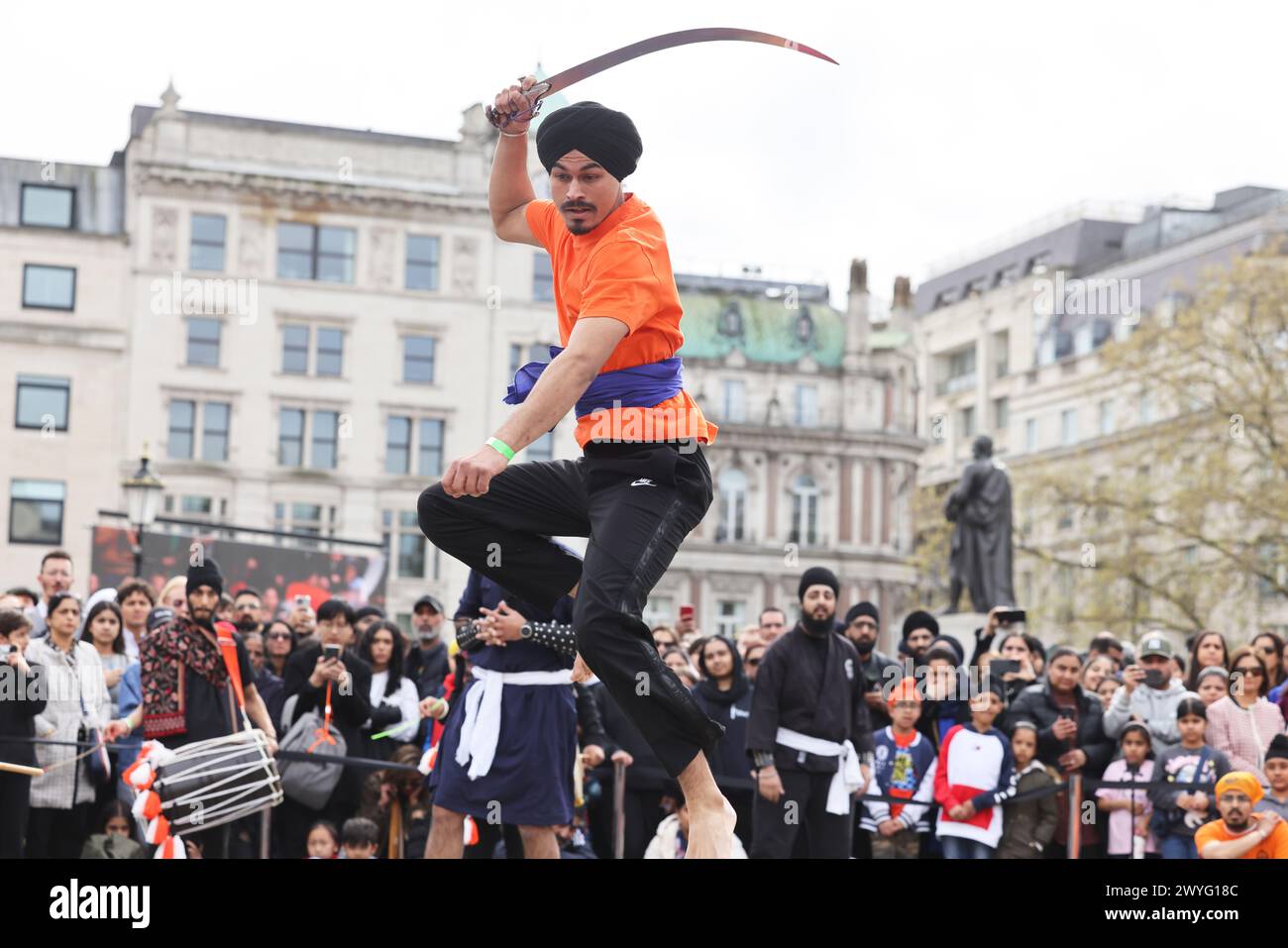 Londres, Royaume-Uni, 6 avril 2024. Un programme complet de traditions sikhs a diverti les foules à Trafalgar Square pour le festival Vaisakhi. Il marque le premier jour du mois de Vaisakh et est traditionnellement célébré chaque année les 13 et 14 avril, pour la récolte de printemps au Pendjab et dans le nord de l'Inde. Crédit : Monica Wells/Alamy Live News Banque D'Images