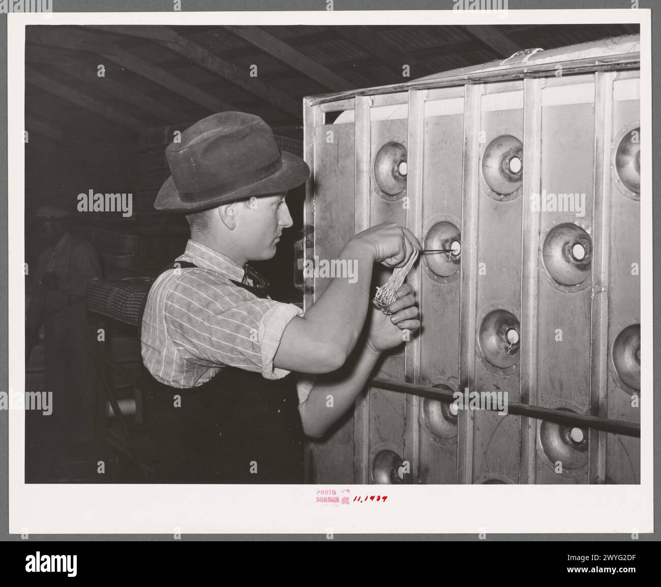 Ressort interne à touffeter. Usine de matelas, San Angelo, Texas 1936 Banque D'Images
