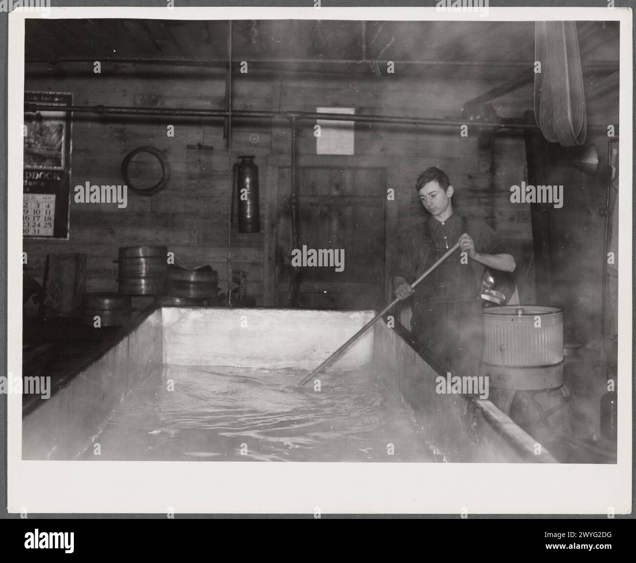 Fabrication de fromage dans une fromagerie rurale. Comté d'Oswego, New York Banque D'Images