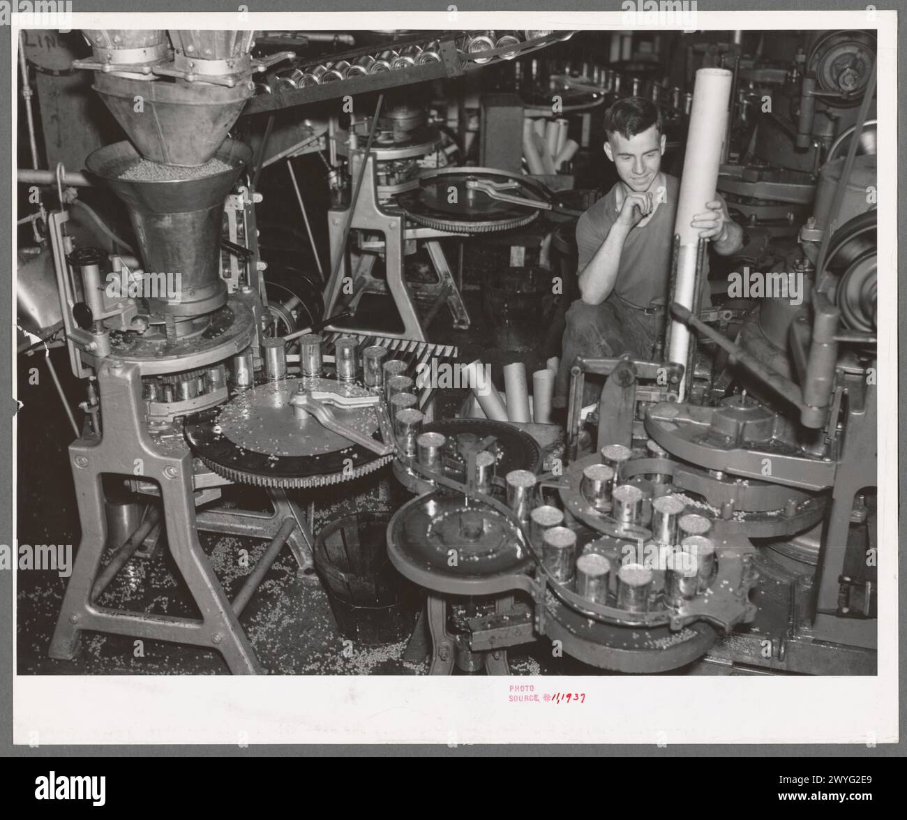 Les boîtes vides sont remplies de pois et des couvercles placés dessus. Usine de mise en conserve, Sun Prairie, Wisconsin 1937 Banque D'Images