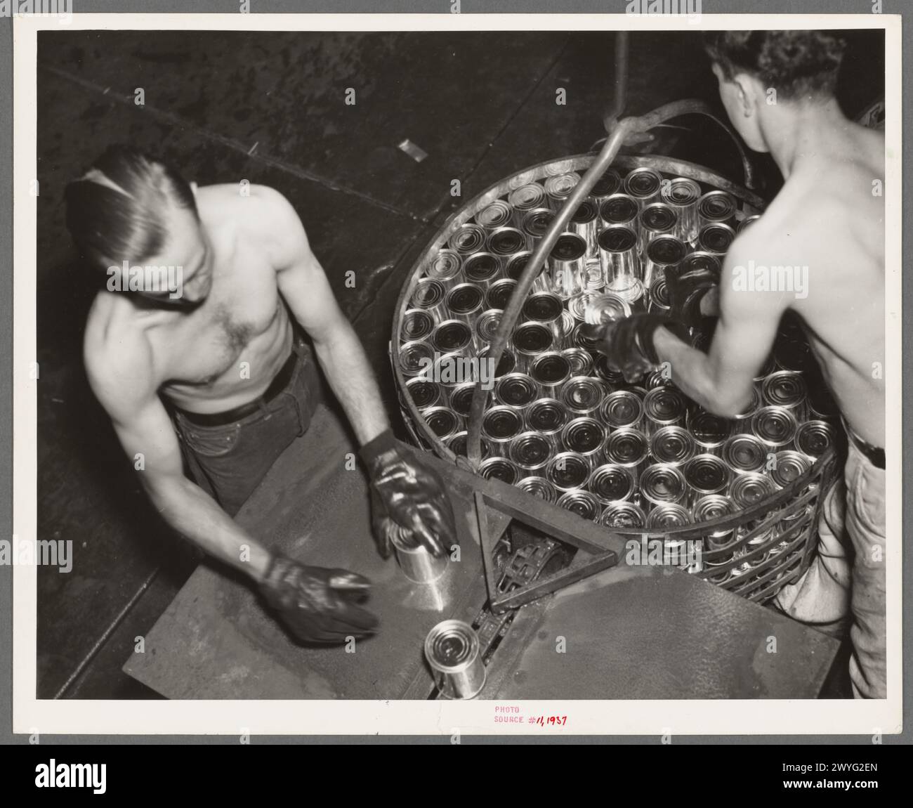 Emballer les boîtes remplies dans le panier de cuisson. Usine de mise en conserve, Sun Prairie, Wisconsin 1937 Banque D'Images