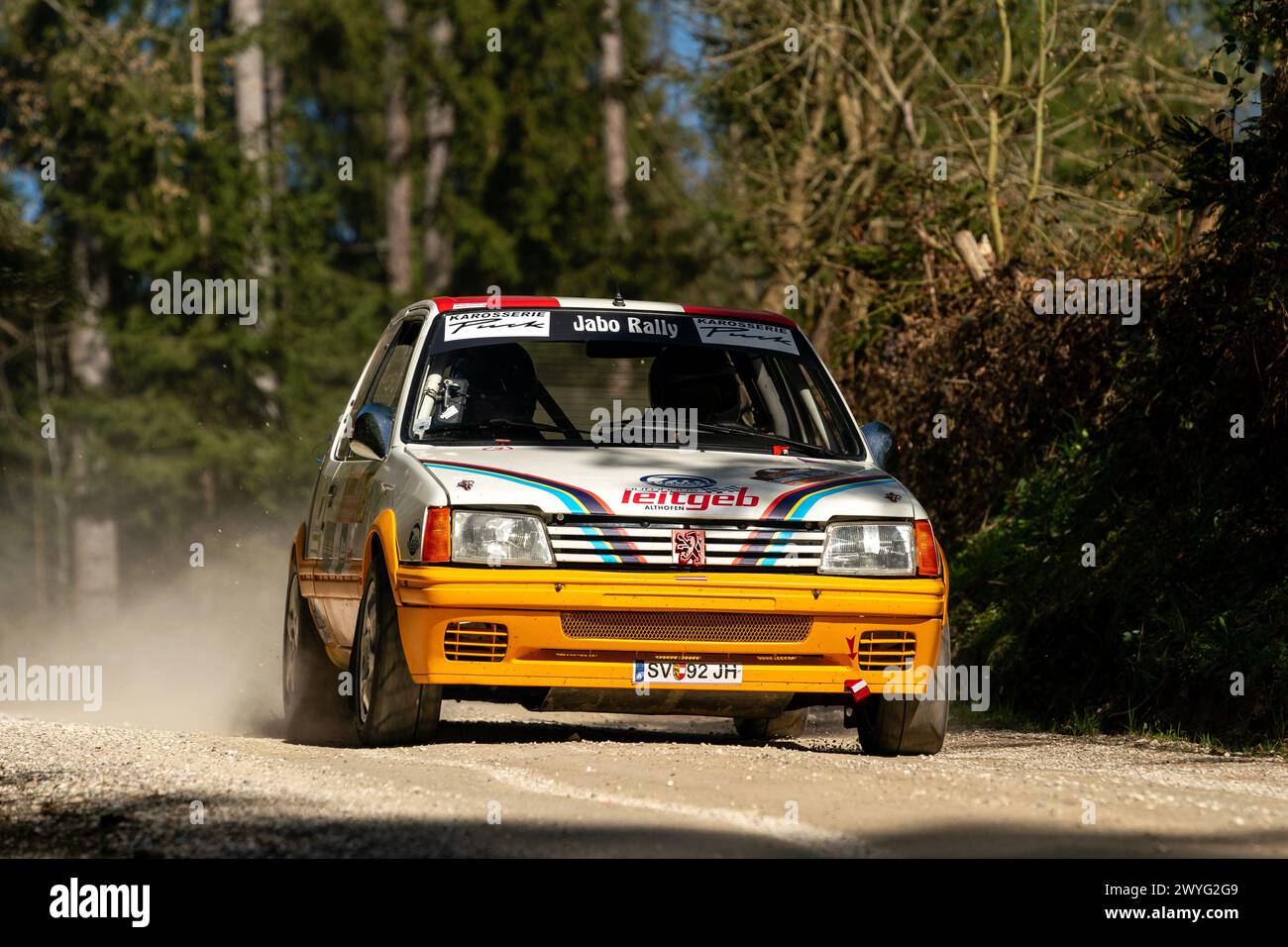 Wolfsberg, Autriche. 06 avril 2024. WOLFSBERG, AUTRICHE - 6 AVRIL : Kurt Jabornig d'Autriche et Sabine Pailer d'Autriche dans leur Peugeot 205 GTI lors du Lavanttal Rallye le 6 avril 2024 à Wolfsberg, Autriche.240406 SEPA 25 053 - 20240406 PD9969 crédit : APA-PictureDesk/Alamy Live News Banque D'Images