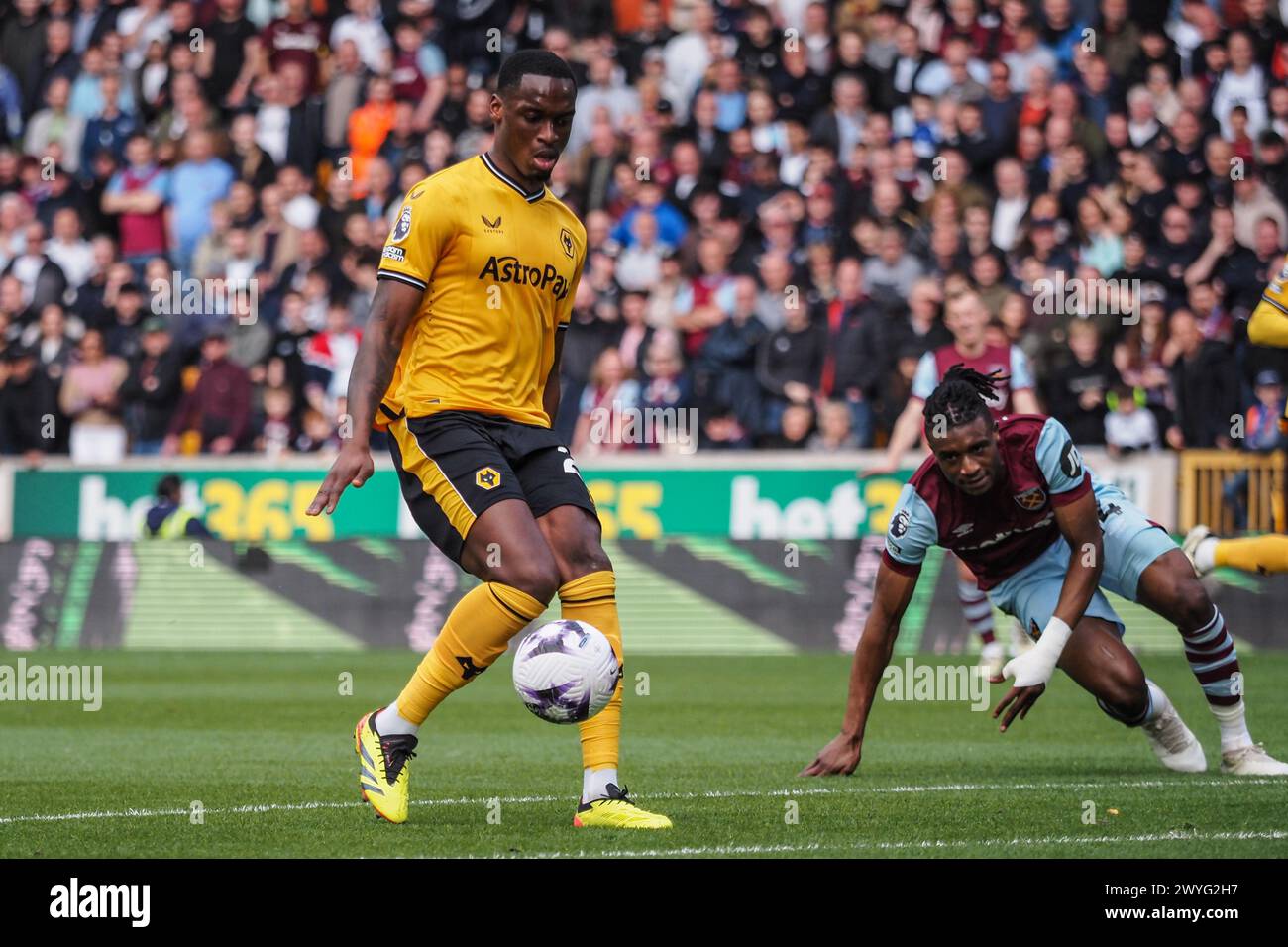 Wolverhampton, Royaume-Uni. 06 avril 2024. Wolverhampton, Angleterre, 6 avril 2024 : Toti (24 loups) sur le ballon lors du match de premier League entre Wolverhampton Wanderers et West Ham United au stade Molineux à Wolverhampton, Angleterre (Natalie Mincher/SPP) crédit : SPP Sport Press photo. /Alamy Live News Banque D'Images