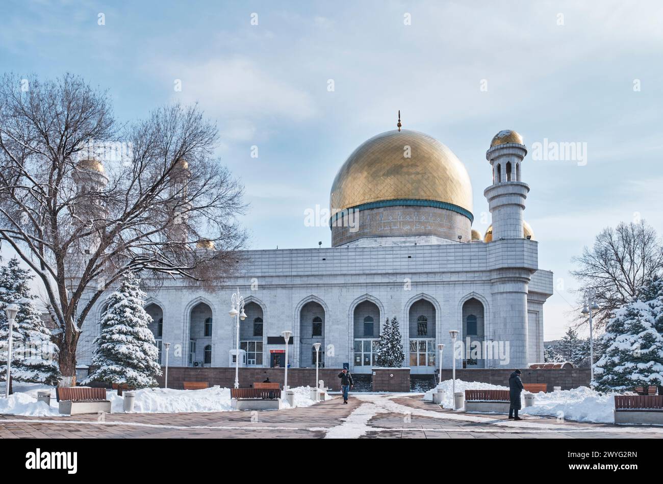 Almaty, Kazakhstan - 15 mars 2024 : immense mosquée centrale d'Almaty, construite en marbre blanc en 1999, avec dômes dorés, calligraphie céramique, imposant minar Banque D'Images
