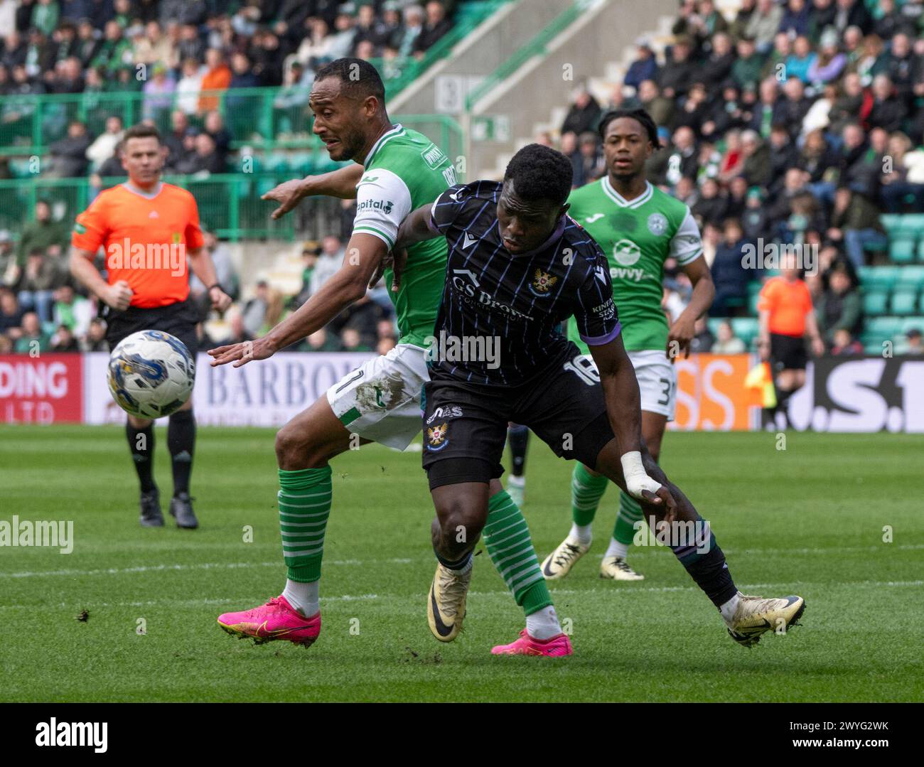 Édimbourg, Royaume-Uni. 06 avril 2024. Scottish Premiership - Hibernian FC v St Johnstone FC 06/04/2024 le défenseur des Hibs, Jordan Obita, et l'attaquant de St Johnstone, Adama Sidibeh, se battent pour le ballon alors que Hibernian affronte St Johnstone en Scottish Premiership au Easter Road Stadium, Édimbourg, Royaume-Uni crédit : Ian Jacobs/Alamy Live News Banque D'Images