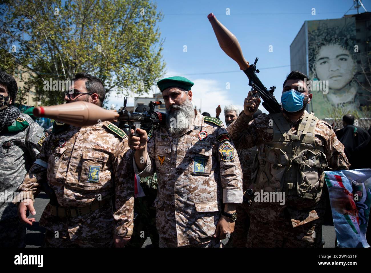 Téhéran, Téhéran, Iran. 5 avril 2024. Les membres du corps des gardiens de la révolution islamique détiennent des armes du RPG lors d'un rassemblement annuel pour marquer la Journée de Qods, ou Journée de Jérusalem, en soutien aux Palestiniens, à Téhéran. Lors du rassemblement à Téhéran, des milliers de personnes ont assisté à un cortège funèbre pour les sept membres de la Garde révolutionnaire tués dans une frappe aérienne largement attribuée à Israël qui a détruit lundi le consulat iranien dans la capitale syrienne. (Crédit image : © Sobhan Farajvan/Pacific Press via ZUMA Press Wire) USAGE ÉDITORIAL SEULEMENT! Non destiné à UN USAGE commercial ! Banque D'Images