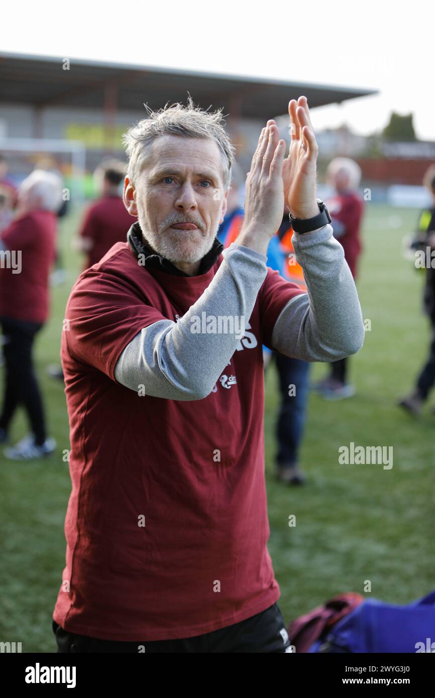 Le manager du Stenhousemuir FC, Gary Naismith, célèbre avec émotion le premier triomphe de son équipe en championnat alors que le stenhousemuir FC remporte le titre de League Two grâce à un match nul 0-0 durement disputé à domicile contre East Fife. Banque D'Images