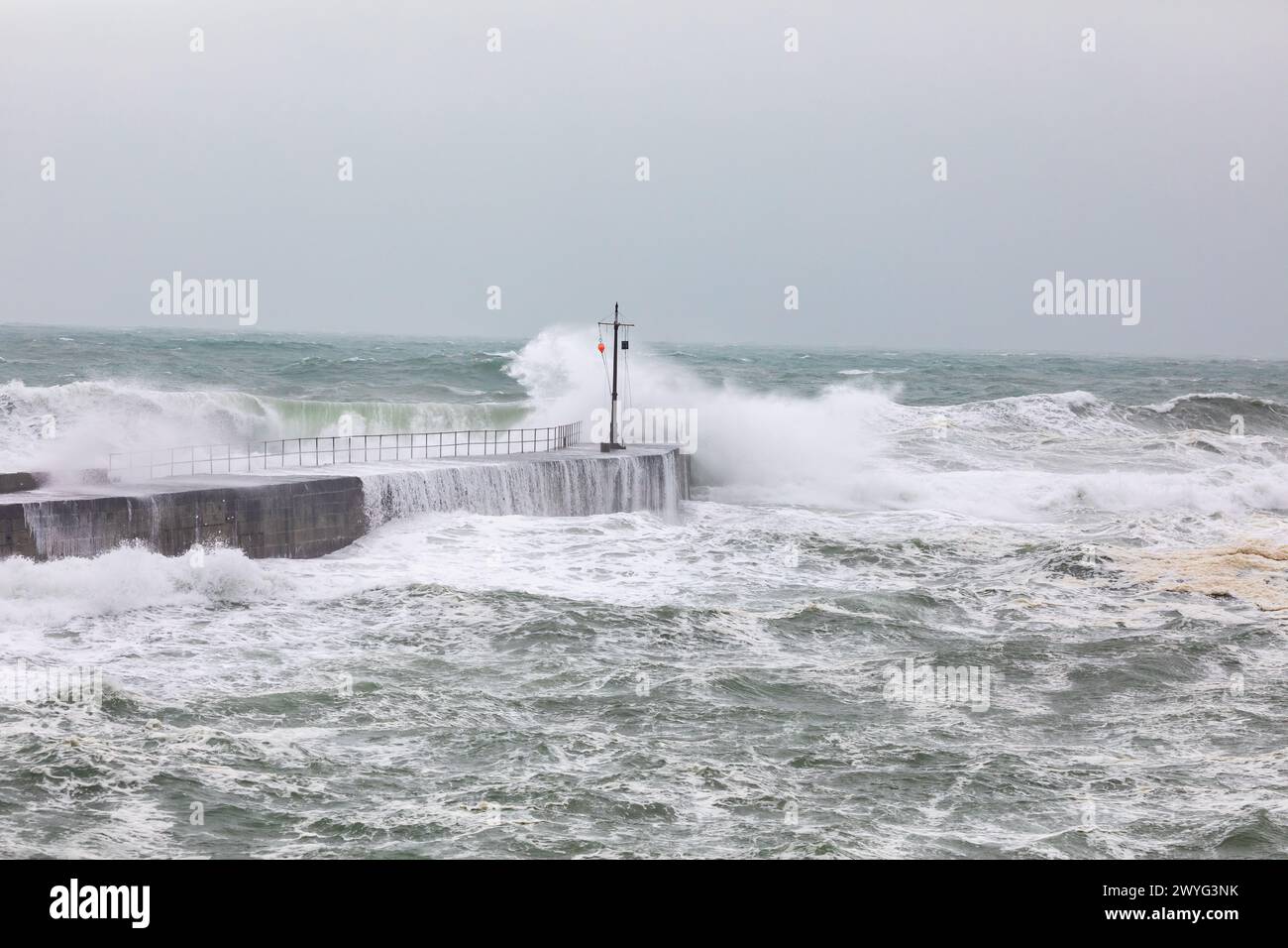 Porthleven, Cornwall,6 avril 2024, la tempête Kathleen a frappé qui traverse le Sud-Ouest, a causé de grandes vagues et des mers orageuses à Porthleven, Cornwall. La température était de 13C et les prévisions sont que les rafales de vent continuent toute la journée. Crédit : Keith Larby/Alamy Live News Banque D'Images
